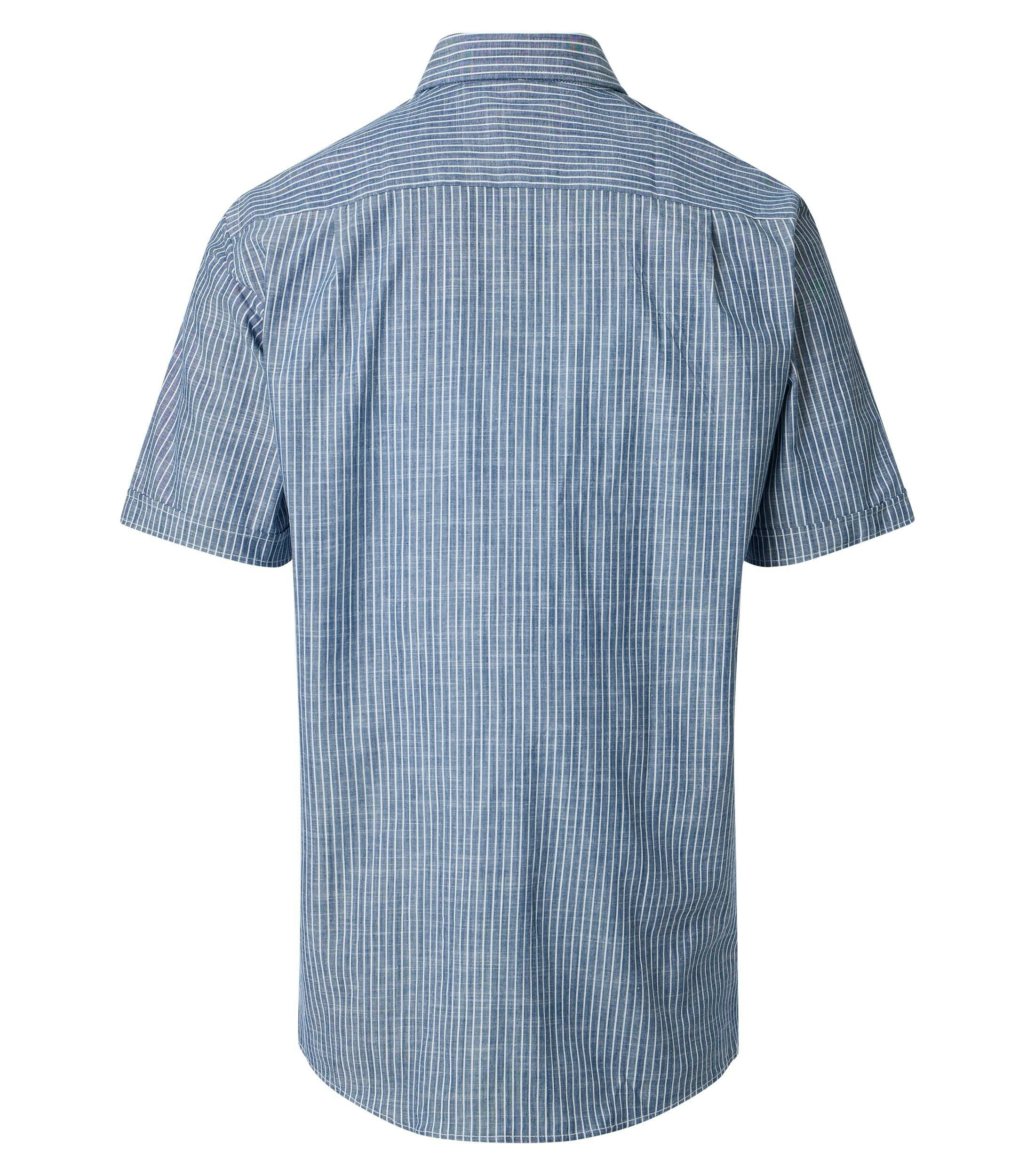 Ein Freizeithemd im gestreift Muster in der Farbe Blau