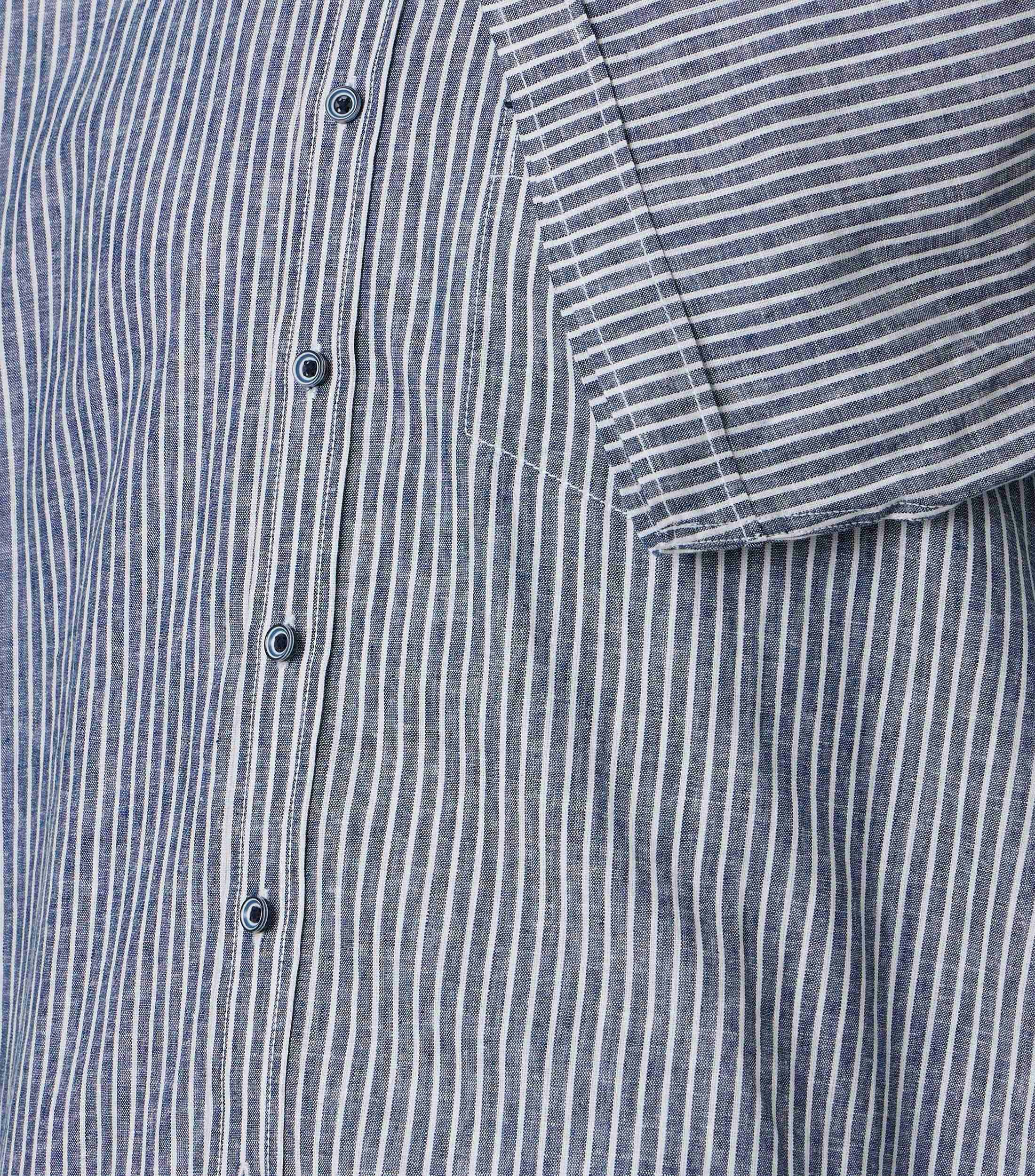 Freizeithemd im gestreiften Muster in der Farbe Blau