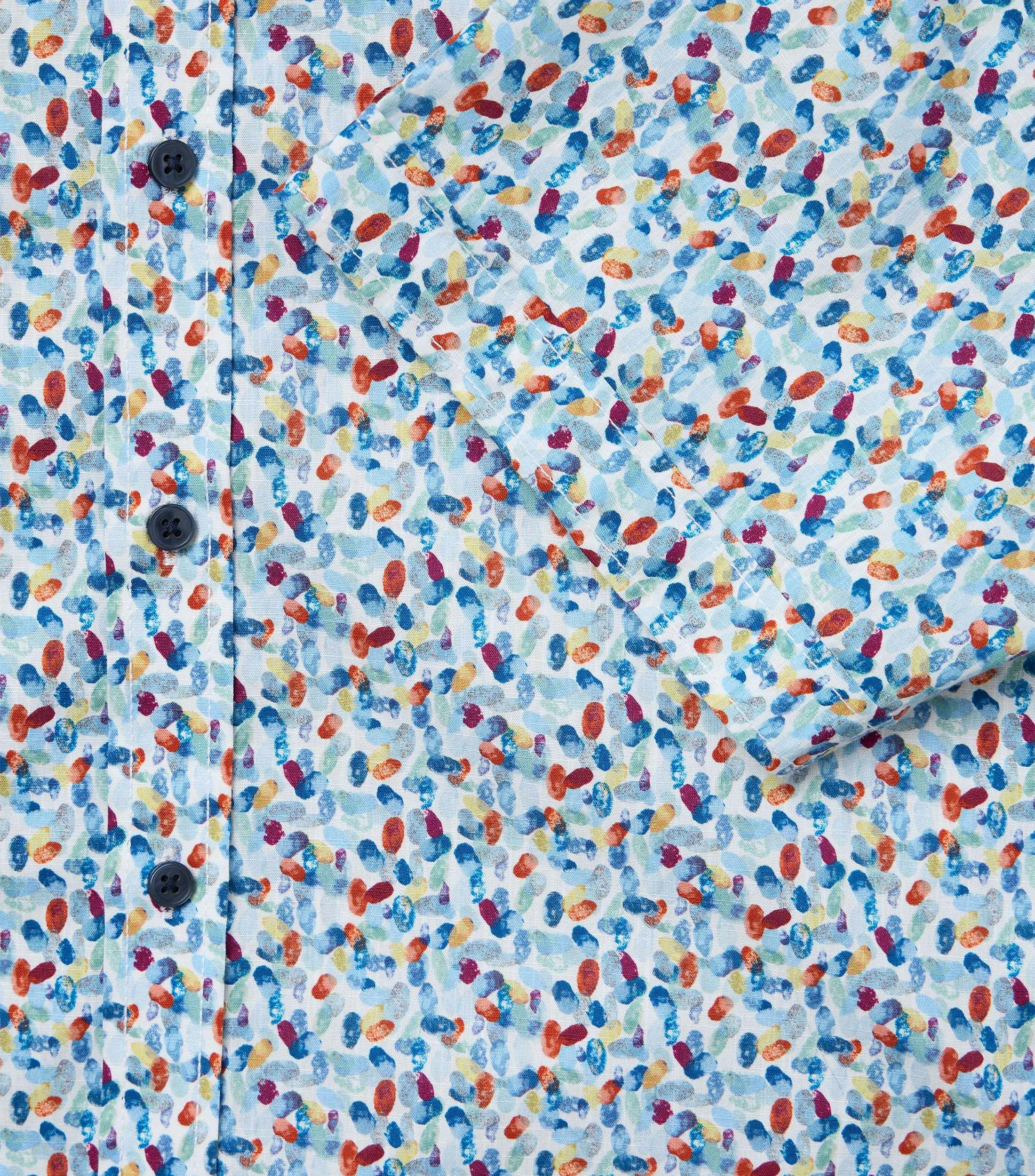 Ein Freizeithemd im Print Muster in der Farbe Blau