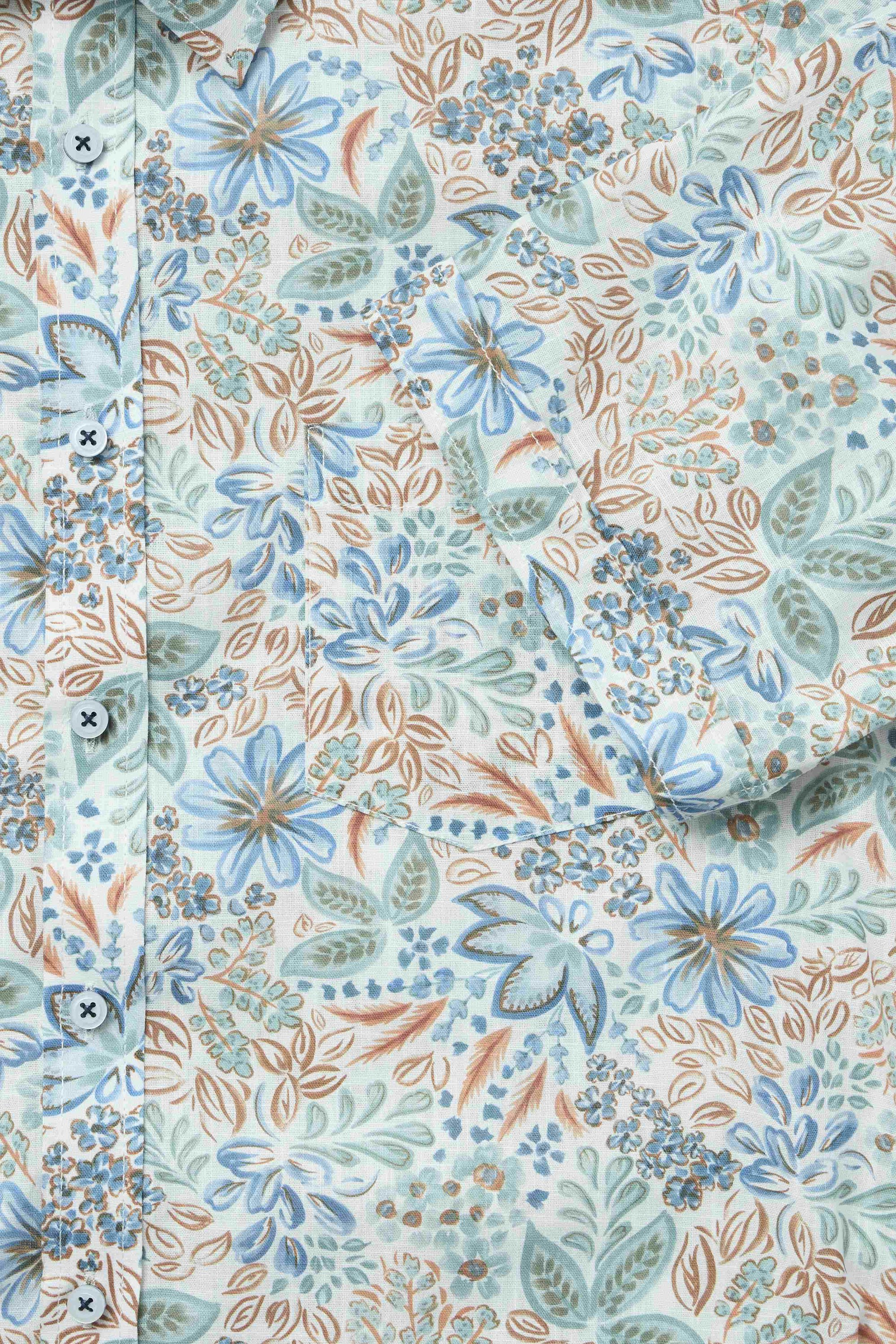 Ein Freizeithemd im Print Muster in der Farbe Orange