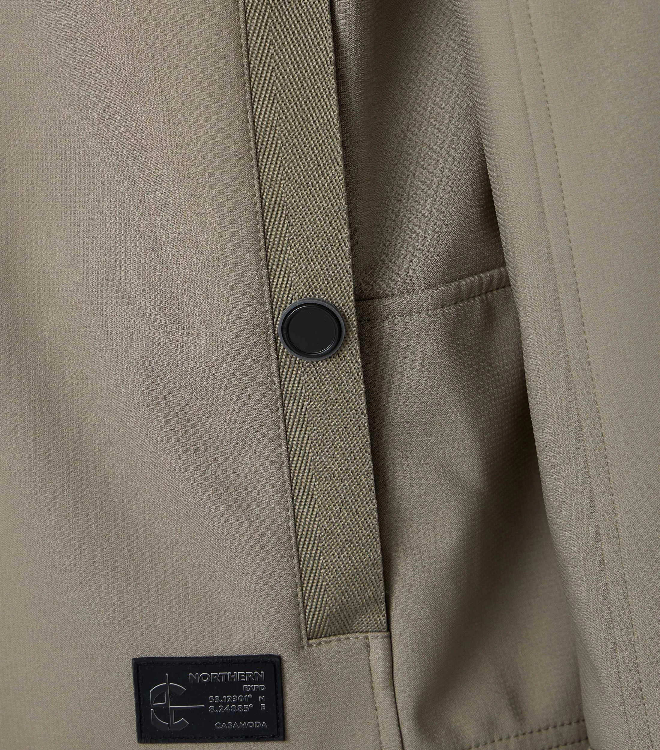 Softshelljacke im unifarbenen Design in der Farbe Sand