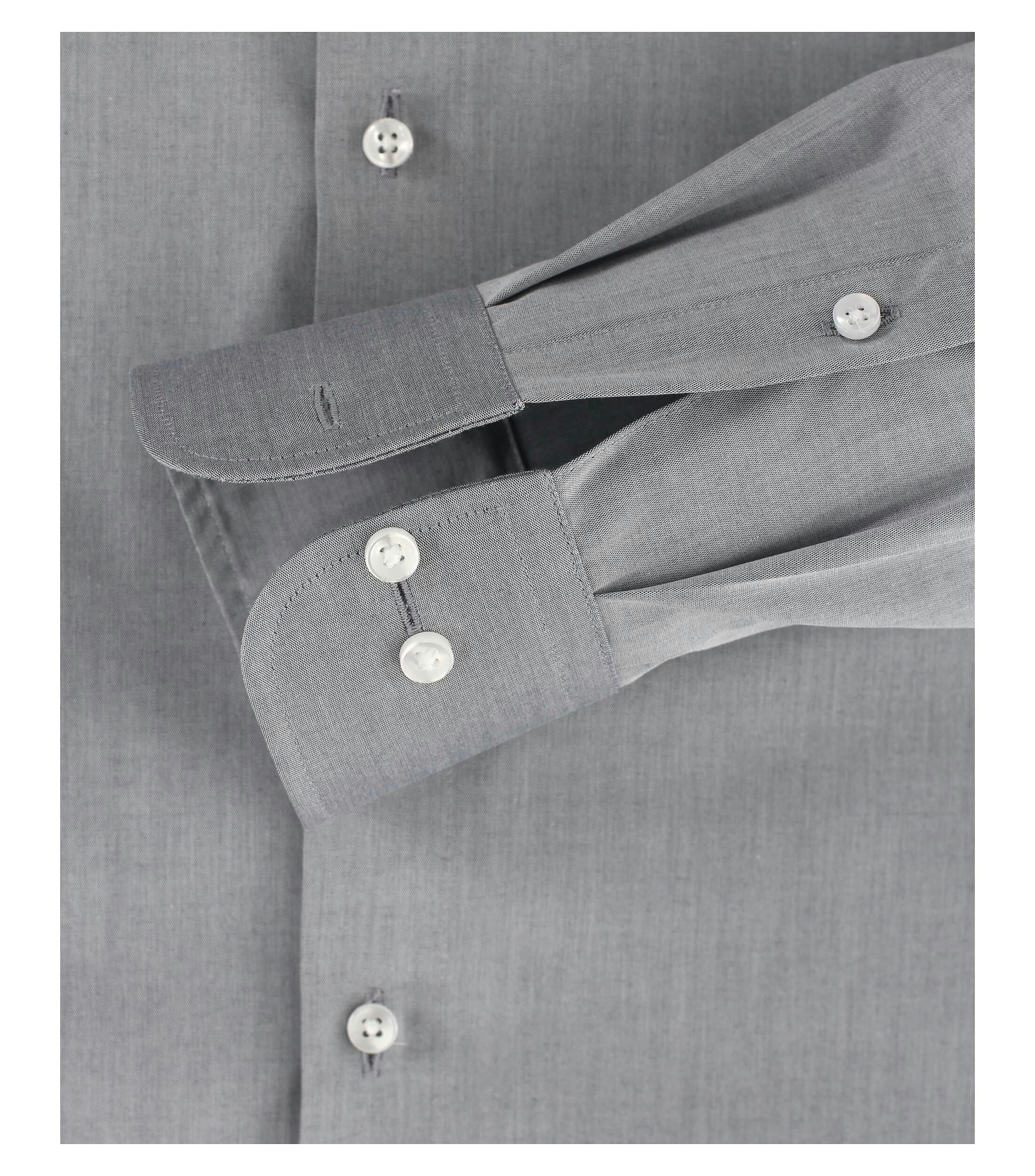 Das Model trägt ein Businesshemd im uni Muster in der Farbe Grau