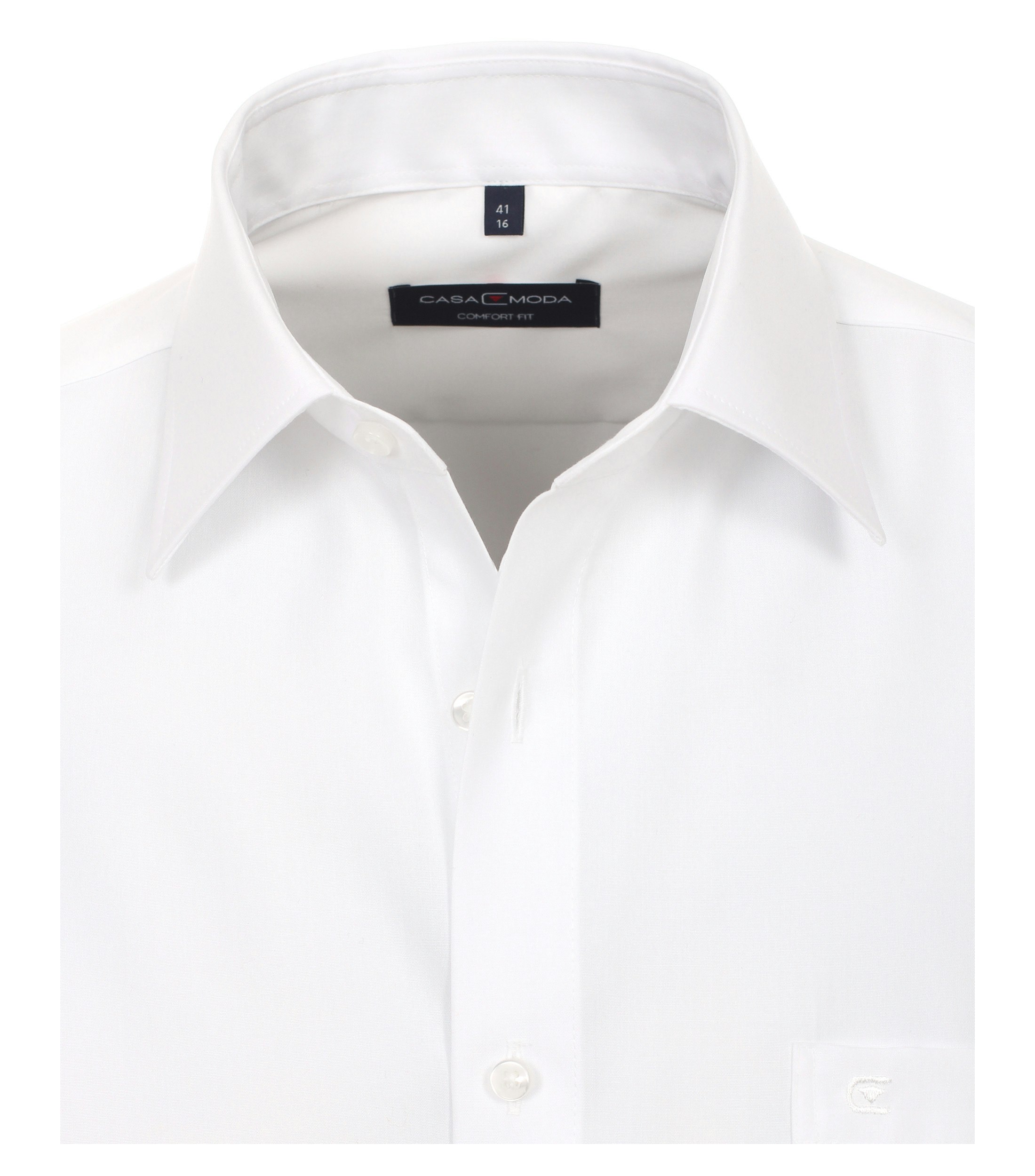 Das Model trägt ein Businesshemd im uni Muster in der Farbe Weiß