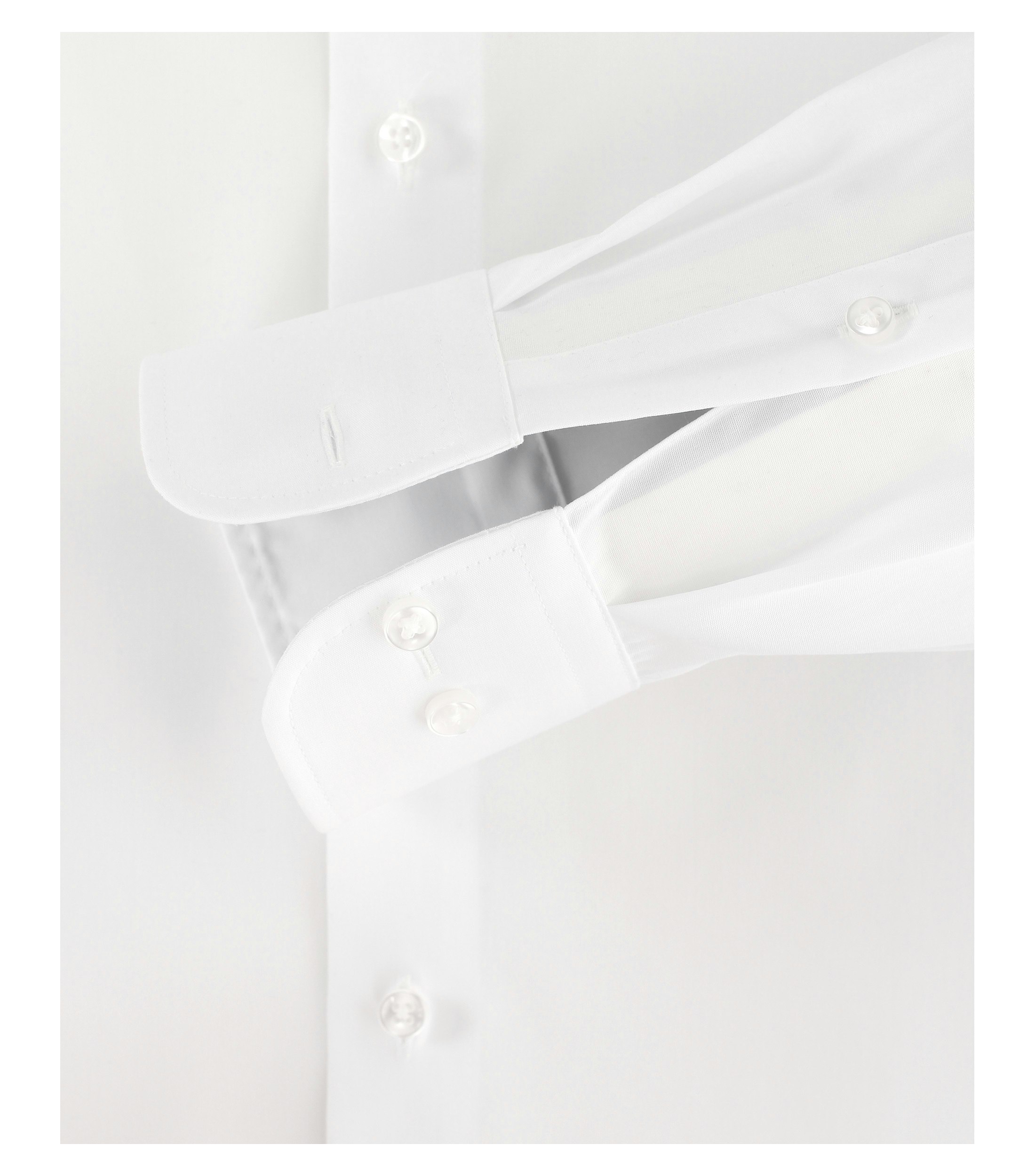 Das Model trägt ein Businesshemd im uni Muster in der Farbe Weiß