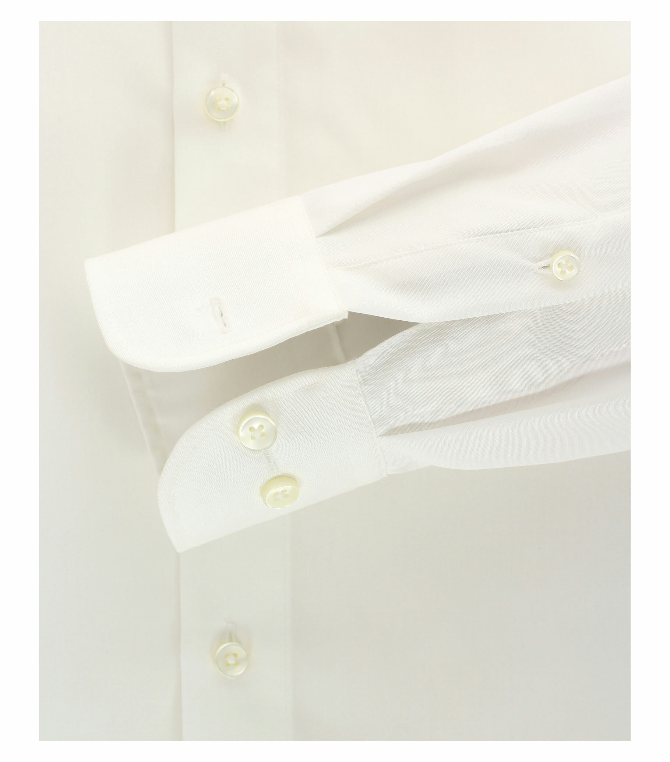 Das Model trägt ein Businesshemd im uni Muster in der Farbe Champagner