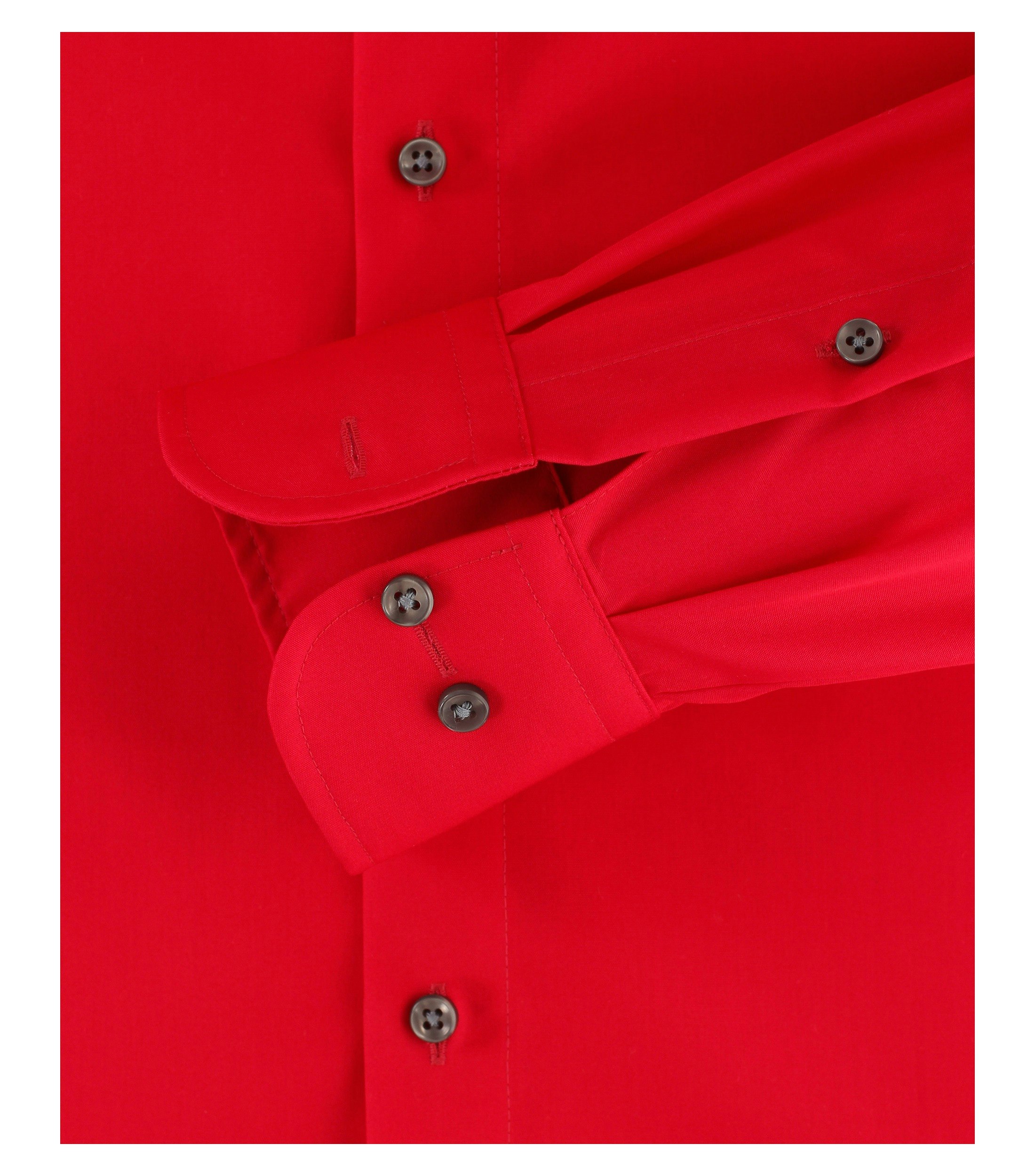 Das Model trägt ein Businesshemd im uni Muster in der Farbe sattes Rot