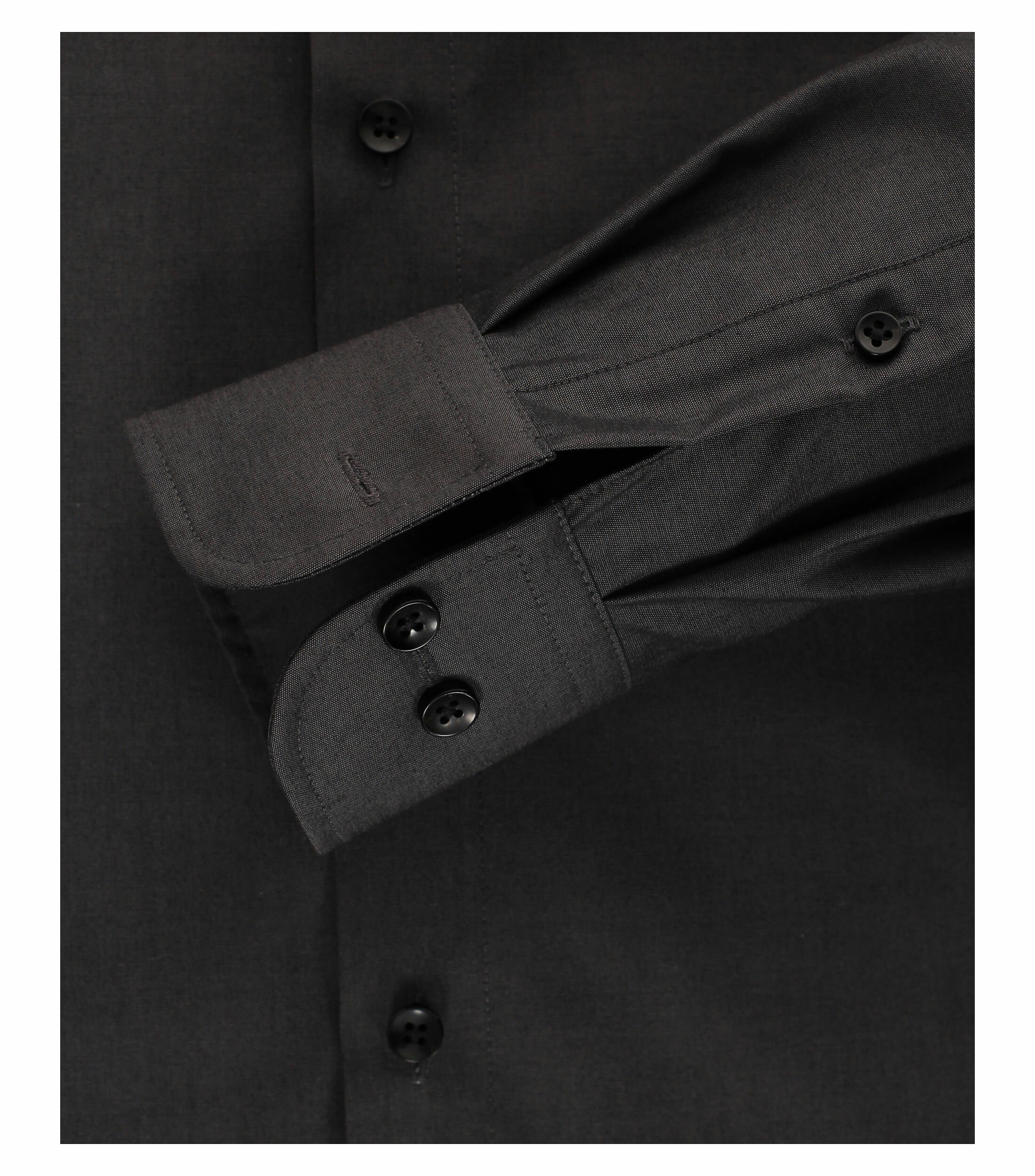 Das Model trägt ein Businesshemd im uni Muster in der Farbe Grauschwarz