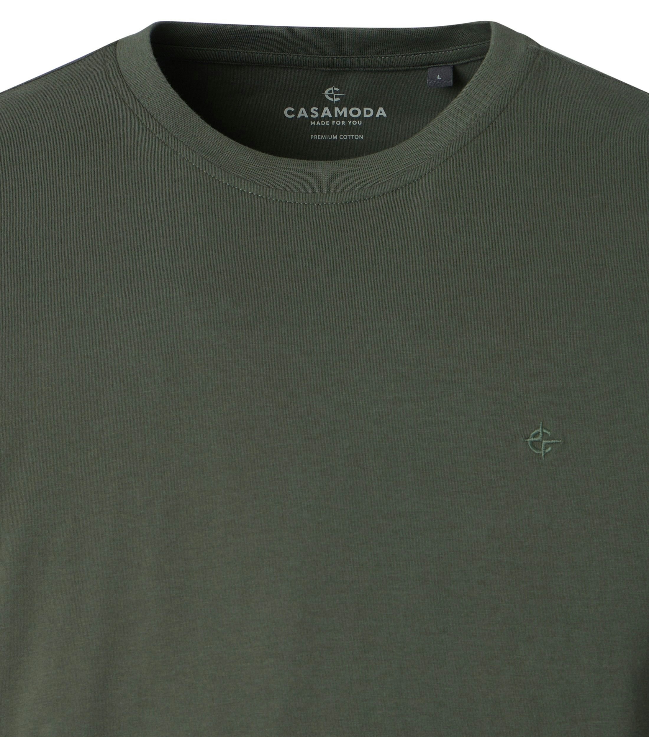 Das Model trägt ein TShirt im uni Muster in der Farbe Olive