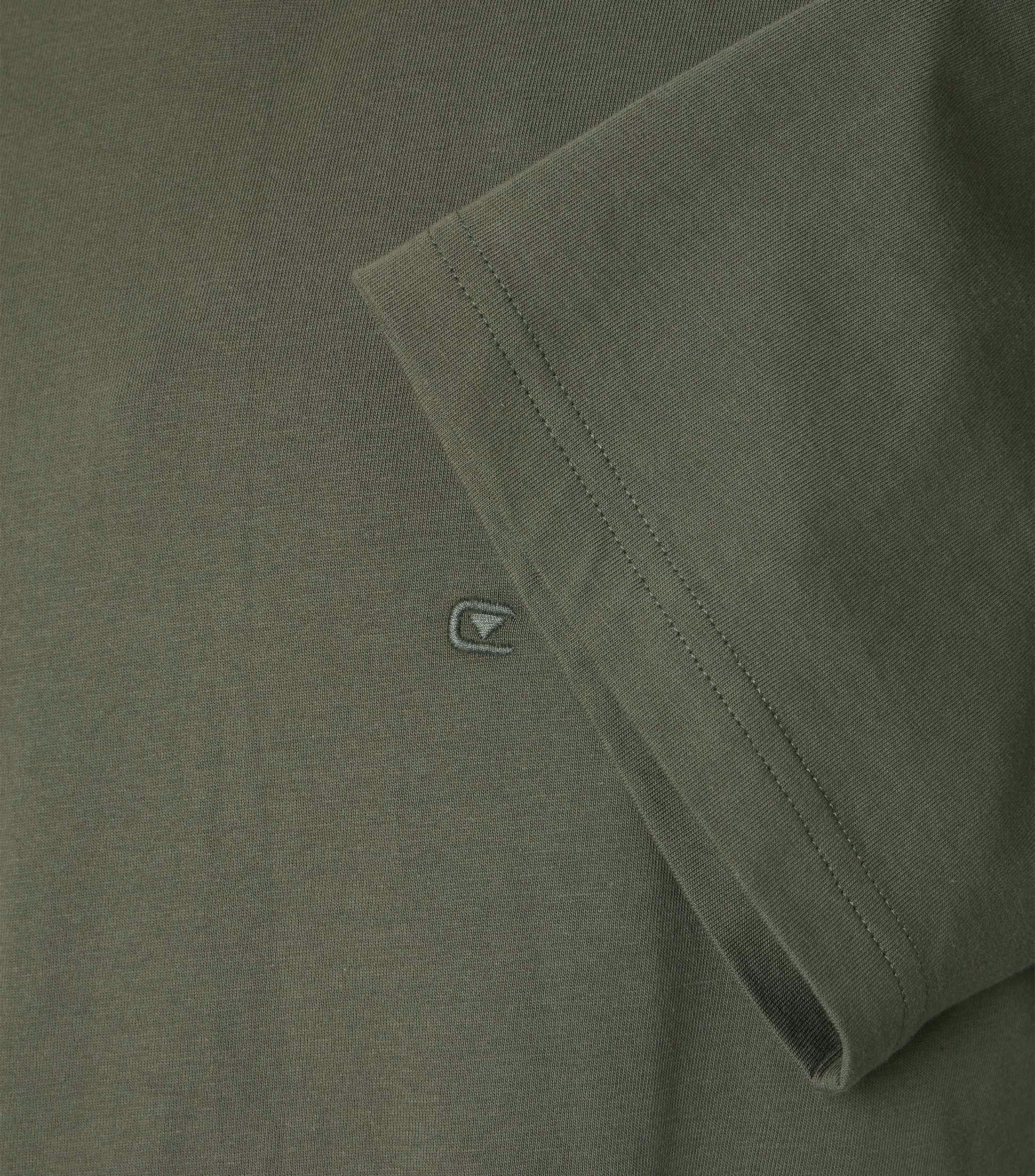 Das Model trägt ein TShirt im uni Muster in der Farbe Olive