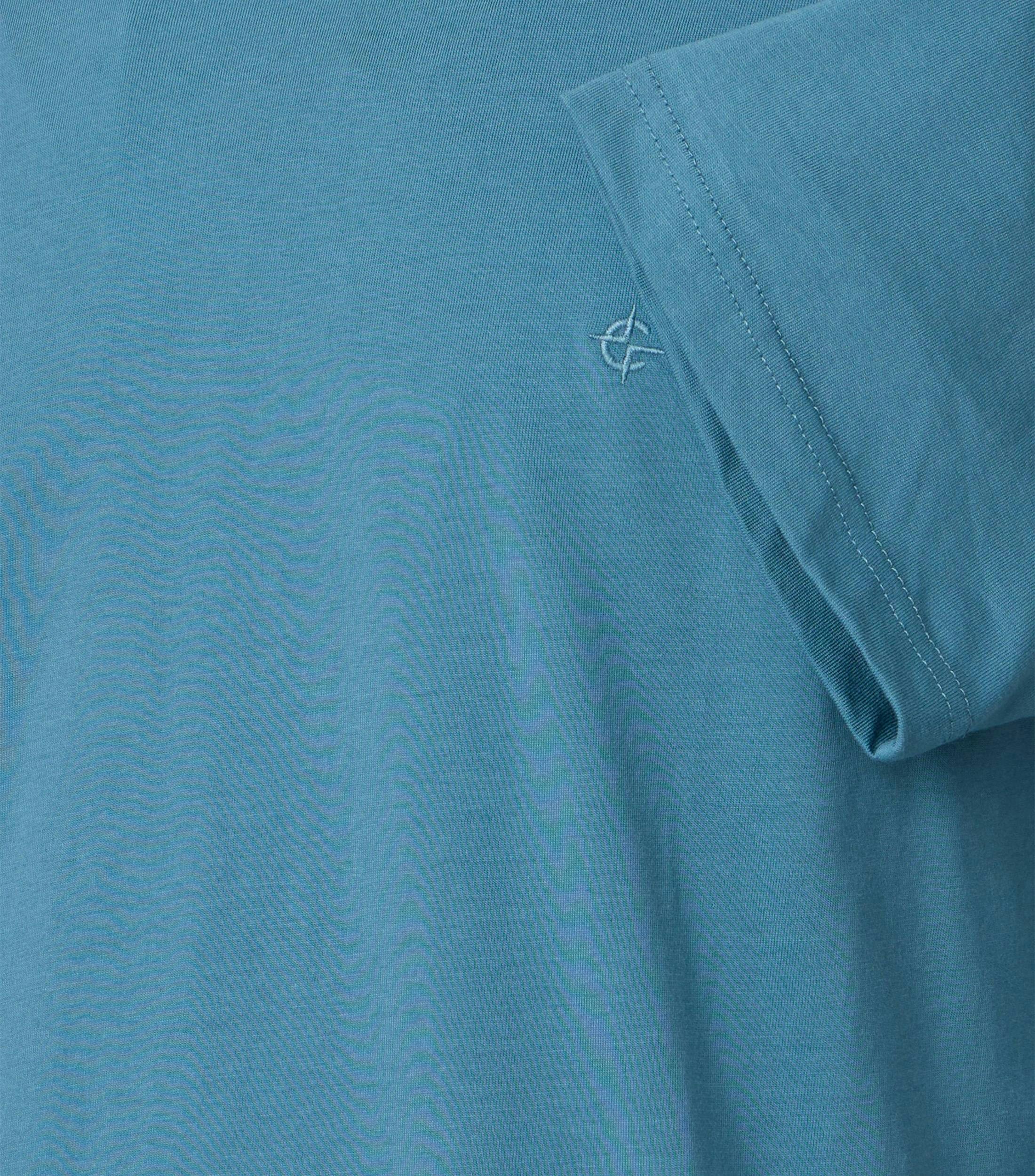 Ein T-Shirt im uni Muster in der Farbe Himmelblau