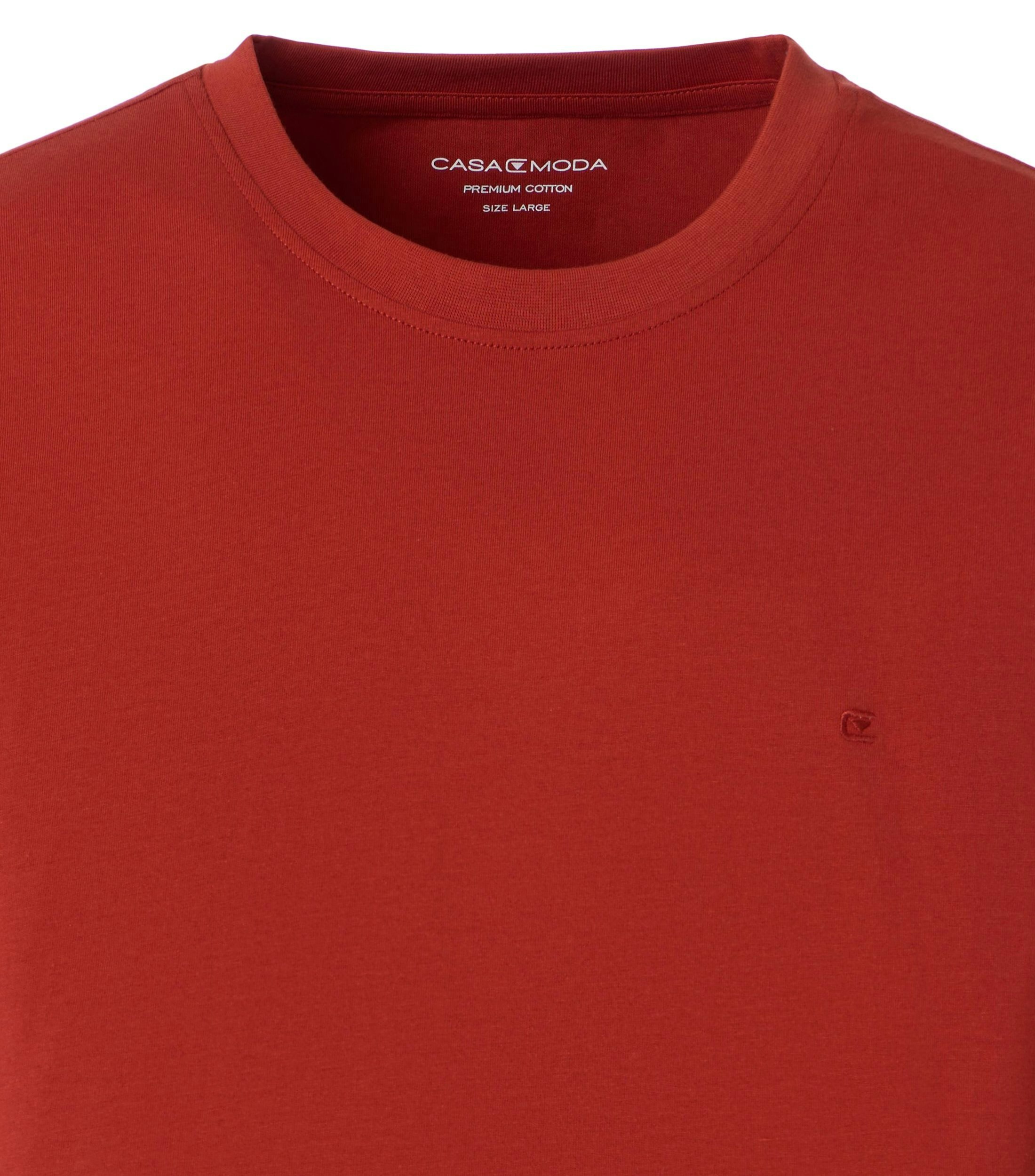 Ein T-Shirt im uni Muster in der Farbe Mittelrot