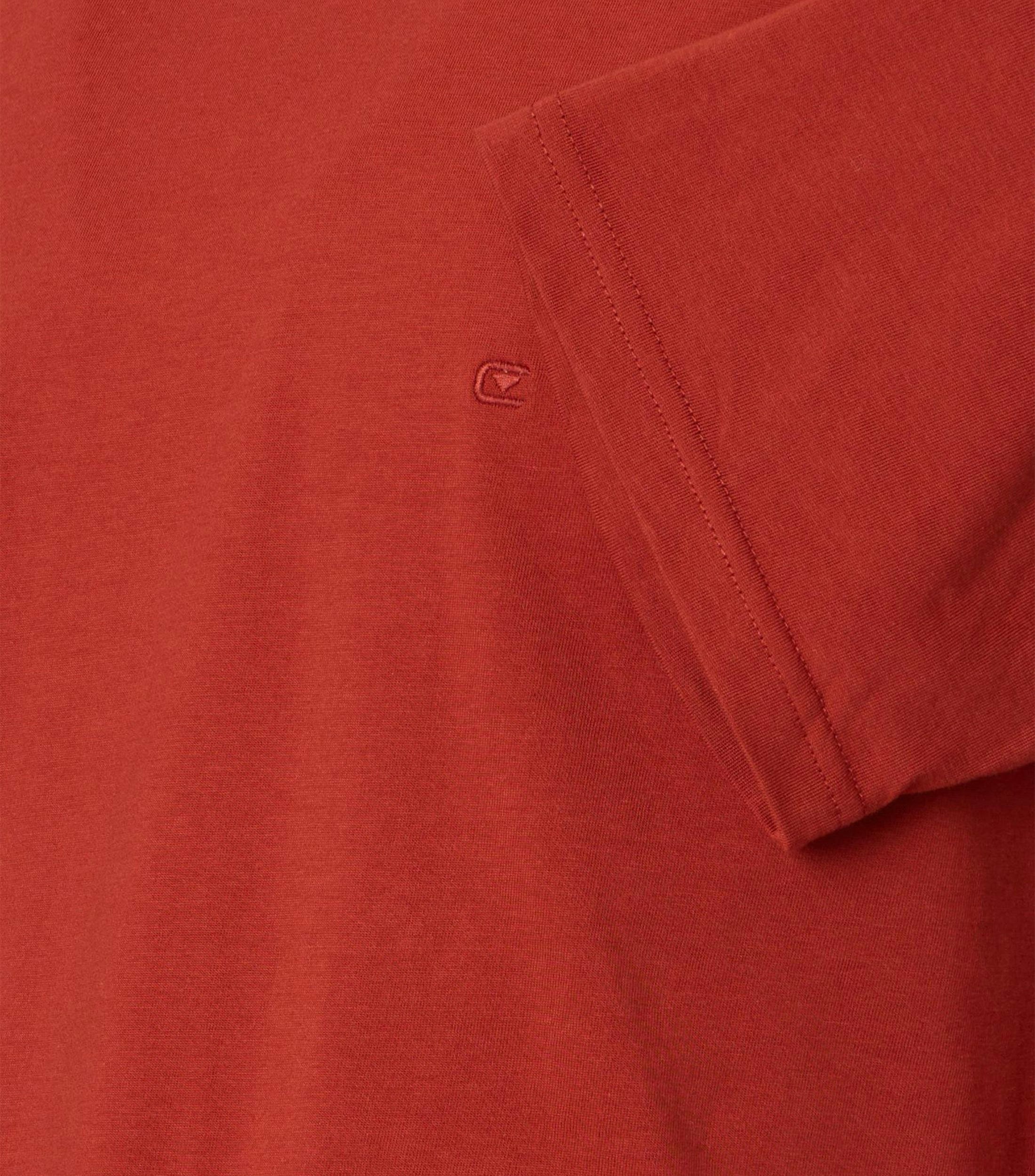 Ein T-Shirt im uni Muster in der Farbe Mittelrot