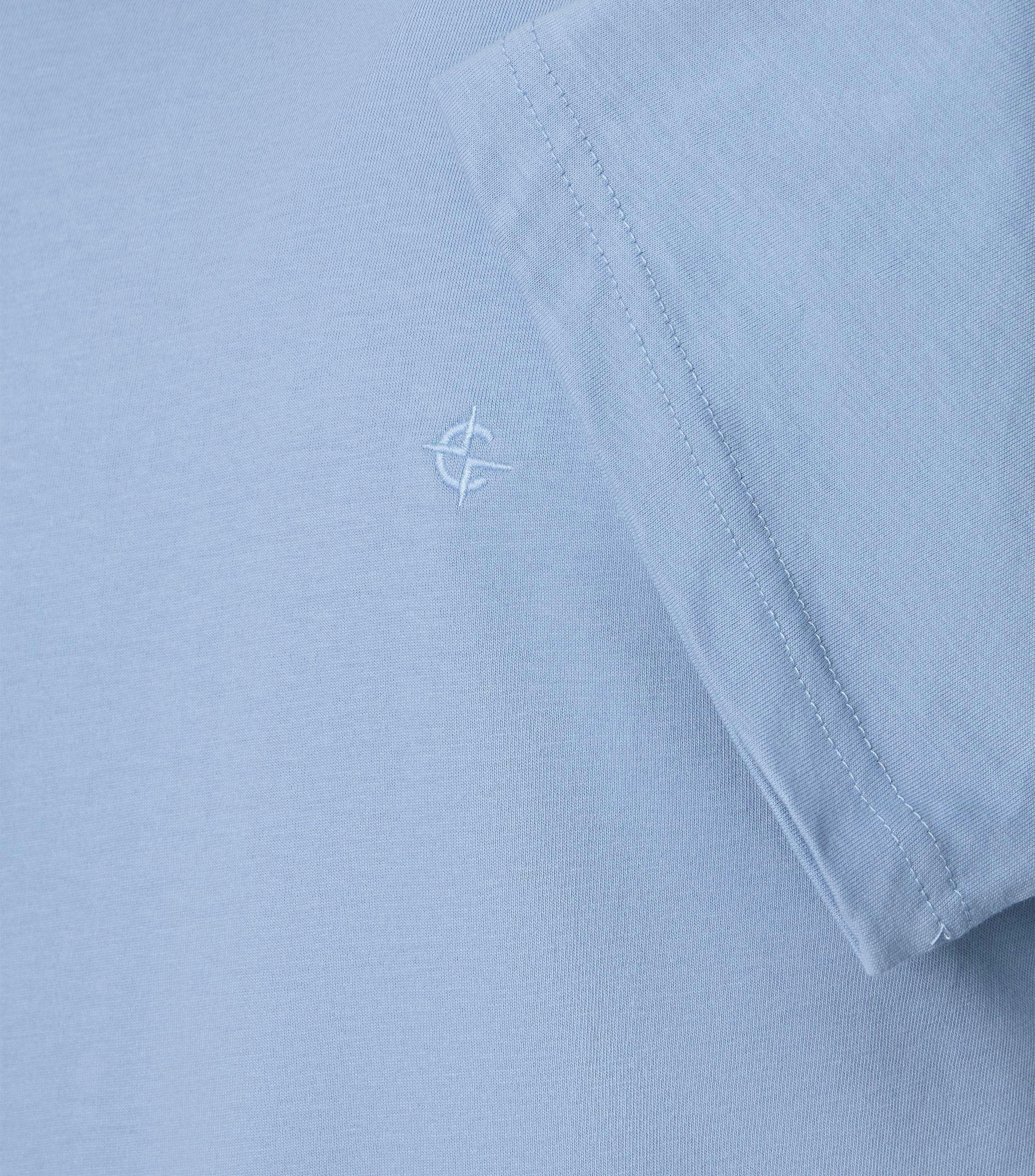 Ein T-Shirt im uni Muster in der Farbe Weiß