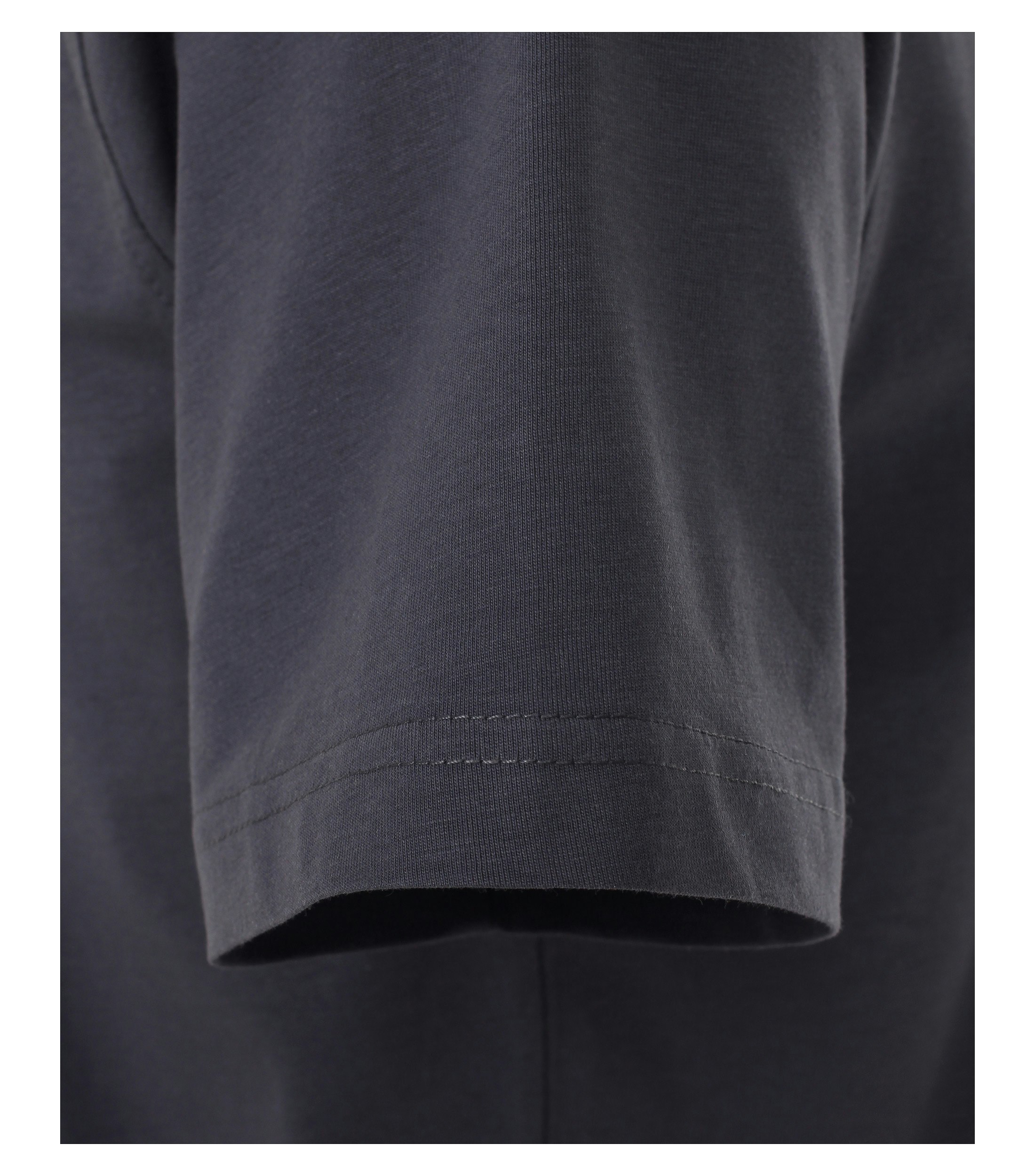 Das Model trägt ein TShirt im uni Muster in der Farbe Dunkellila