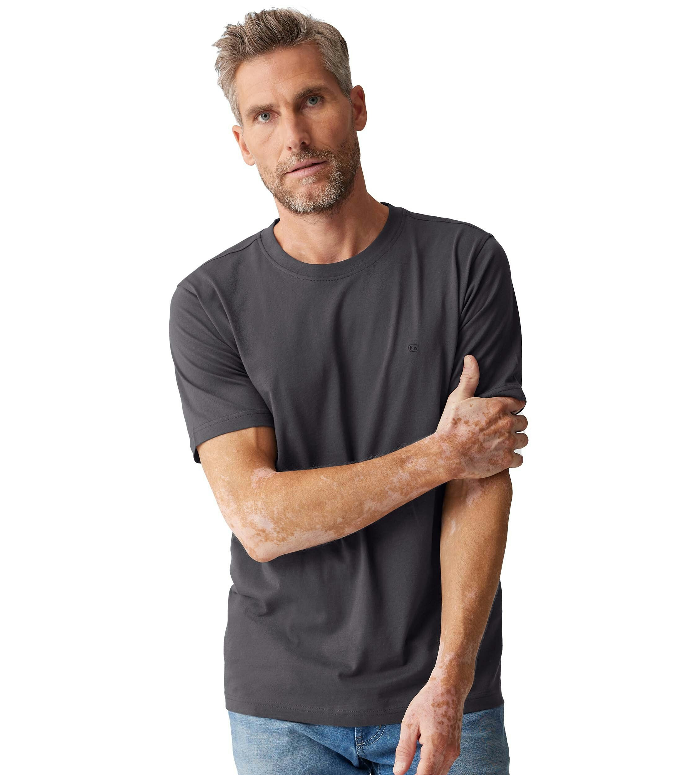 Das Model trägt ein TShirt im uni Muster in der Farbe Dunkellila