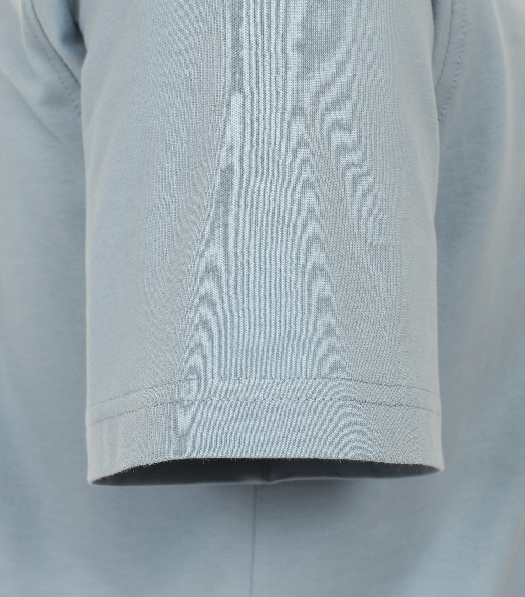 Das Model trägt ein TShirt im uni Muster in der Farbe helles Himmelblau