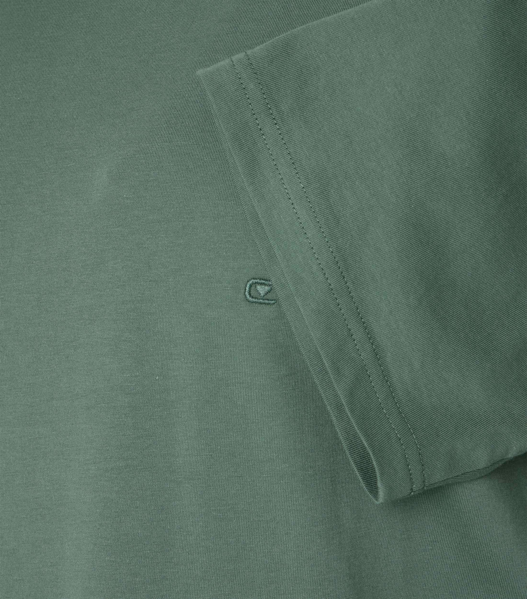 Das Model trägt ein TShirt im uni Muster in der Farbe Hellgrün