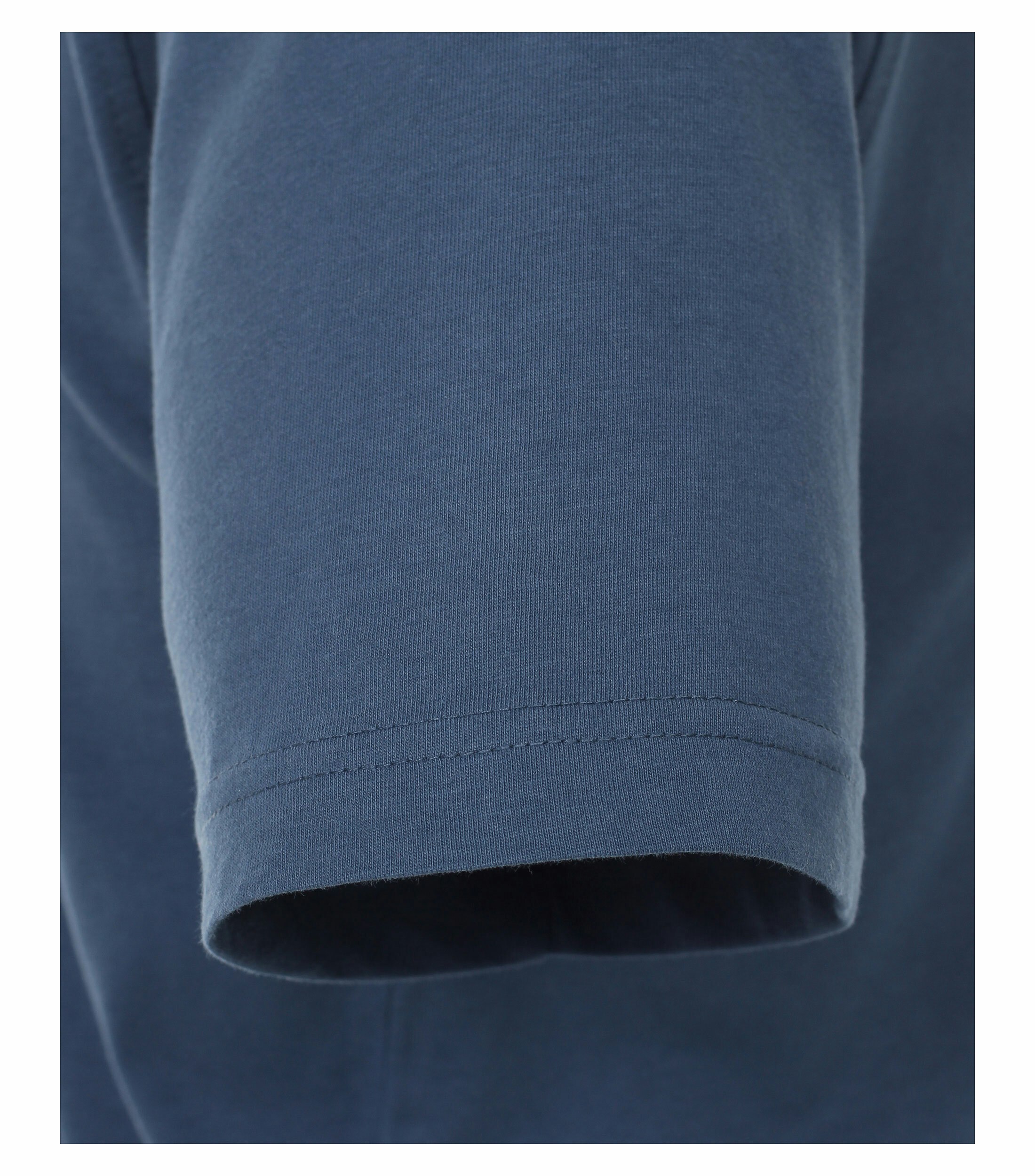 Das Model trägt ein TShirt im uni Muster in der Farbe graues Mittelblau