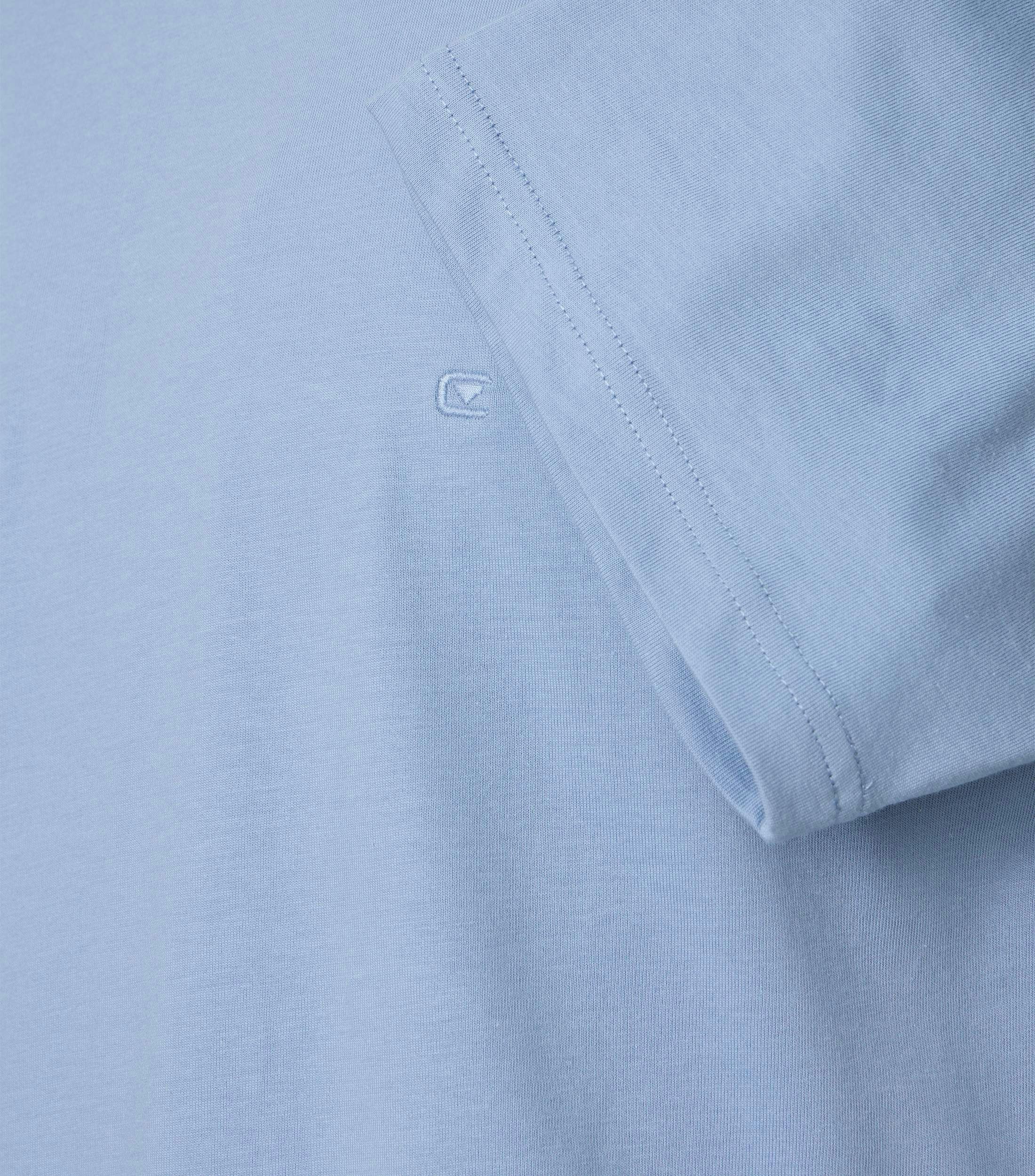 Ein T-Shirt im uni Muster in der Farbe dunkles Mittelblau