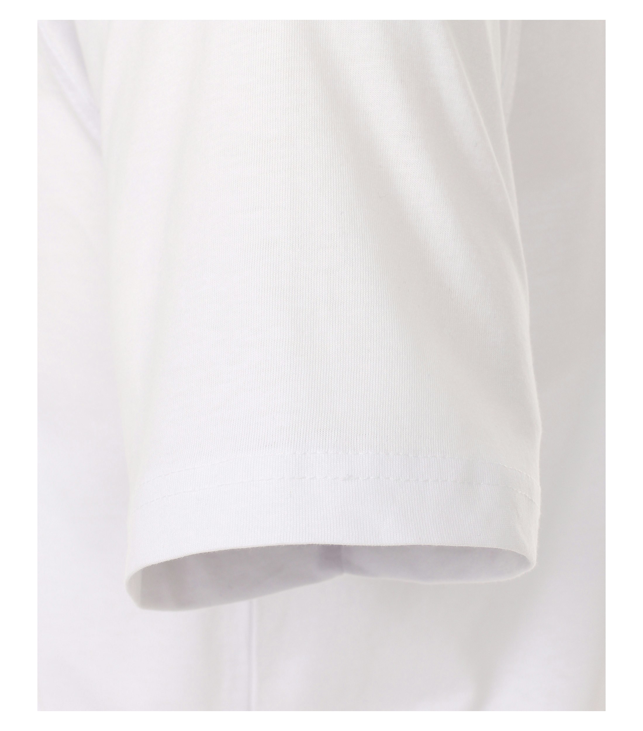 Das Model trägt ein TShirt im uni Muster in der Farbe Weiß