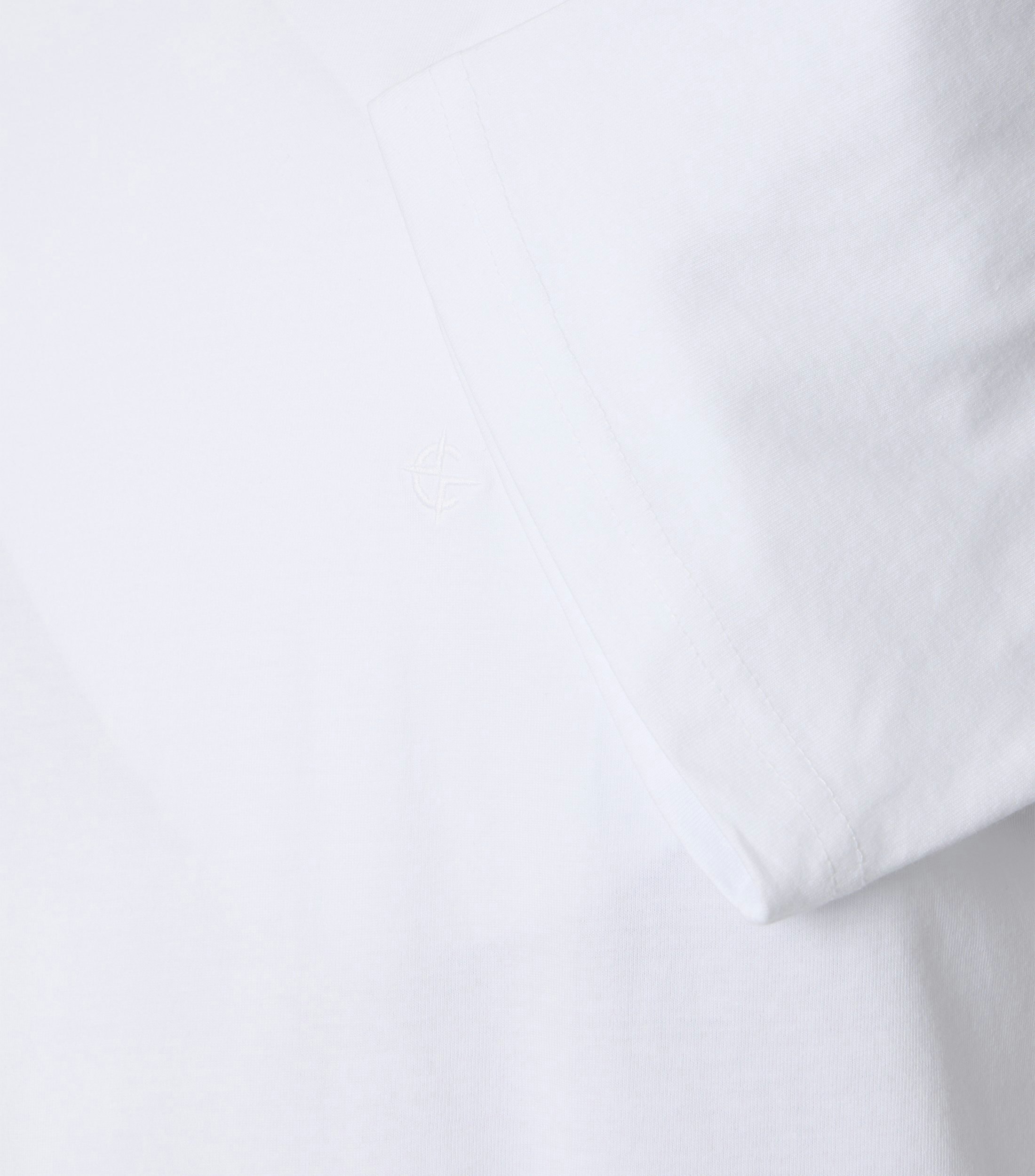 Das Model trägt ein TShirt im uni Muster in der Farbe Weiß