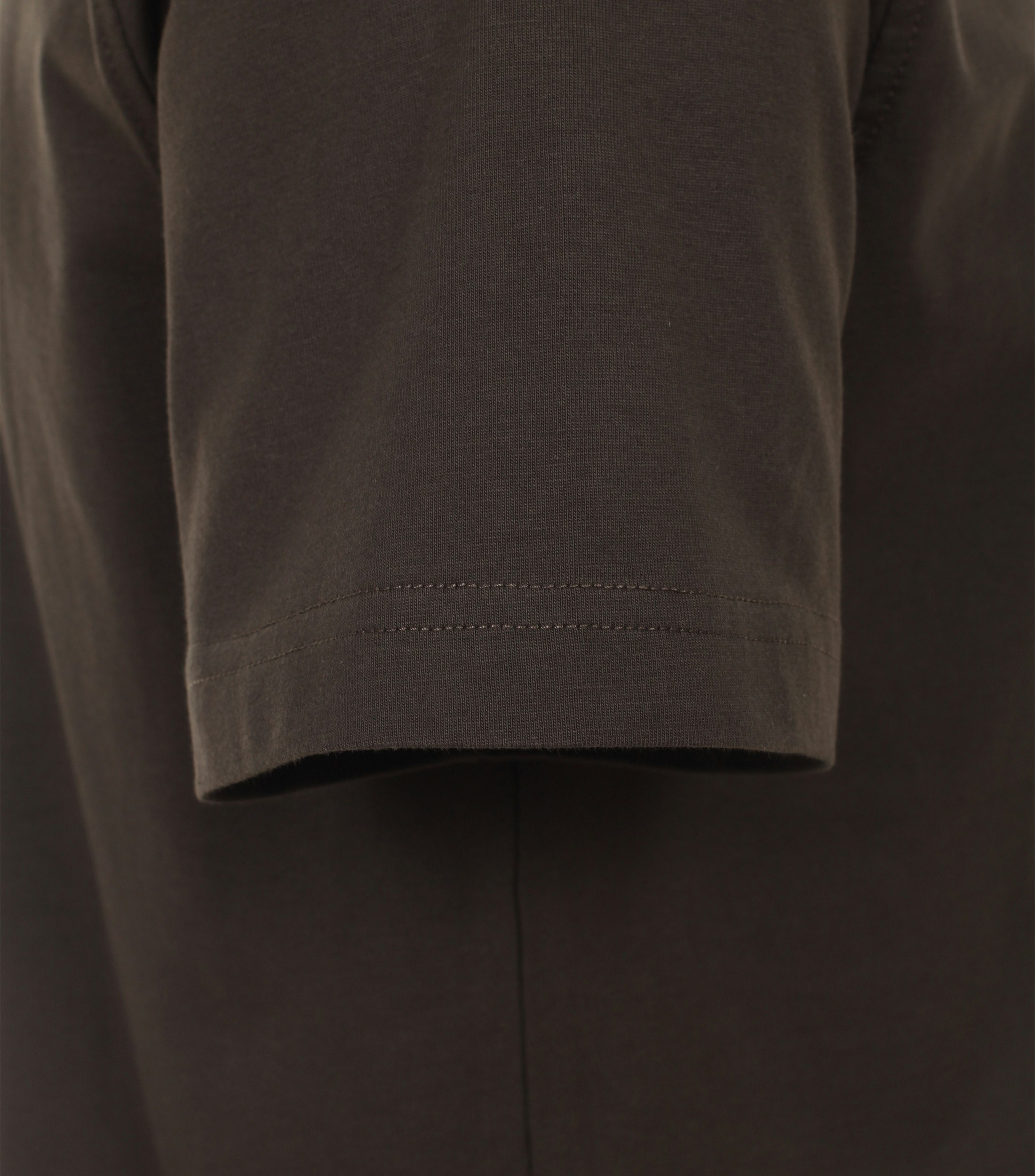 Das Model trägt ein TShirt im uni Muster in der Farbe Kastanienbraun