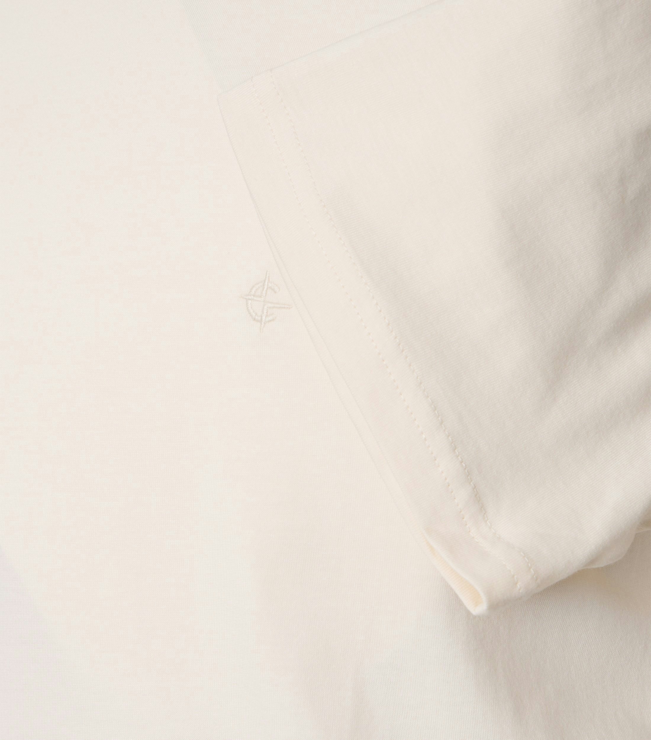 Ein T-Shirt im uni Muster in der Farbe Ivory