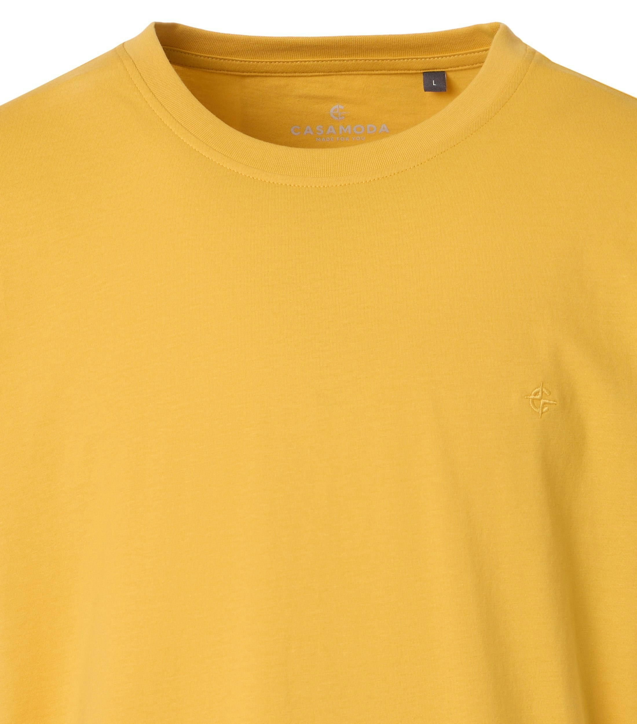 Das Model trägt ein TShirt im uni Muster in der Farbe Hellgelb