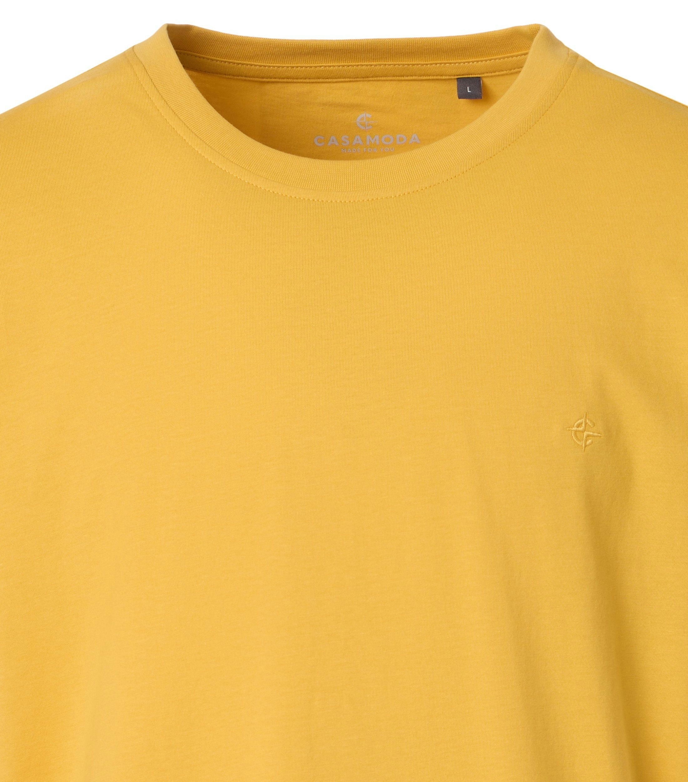 Das Model trägt ein TShirt im uni Muster in der Farbe Hellgelb