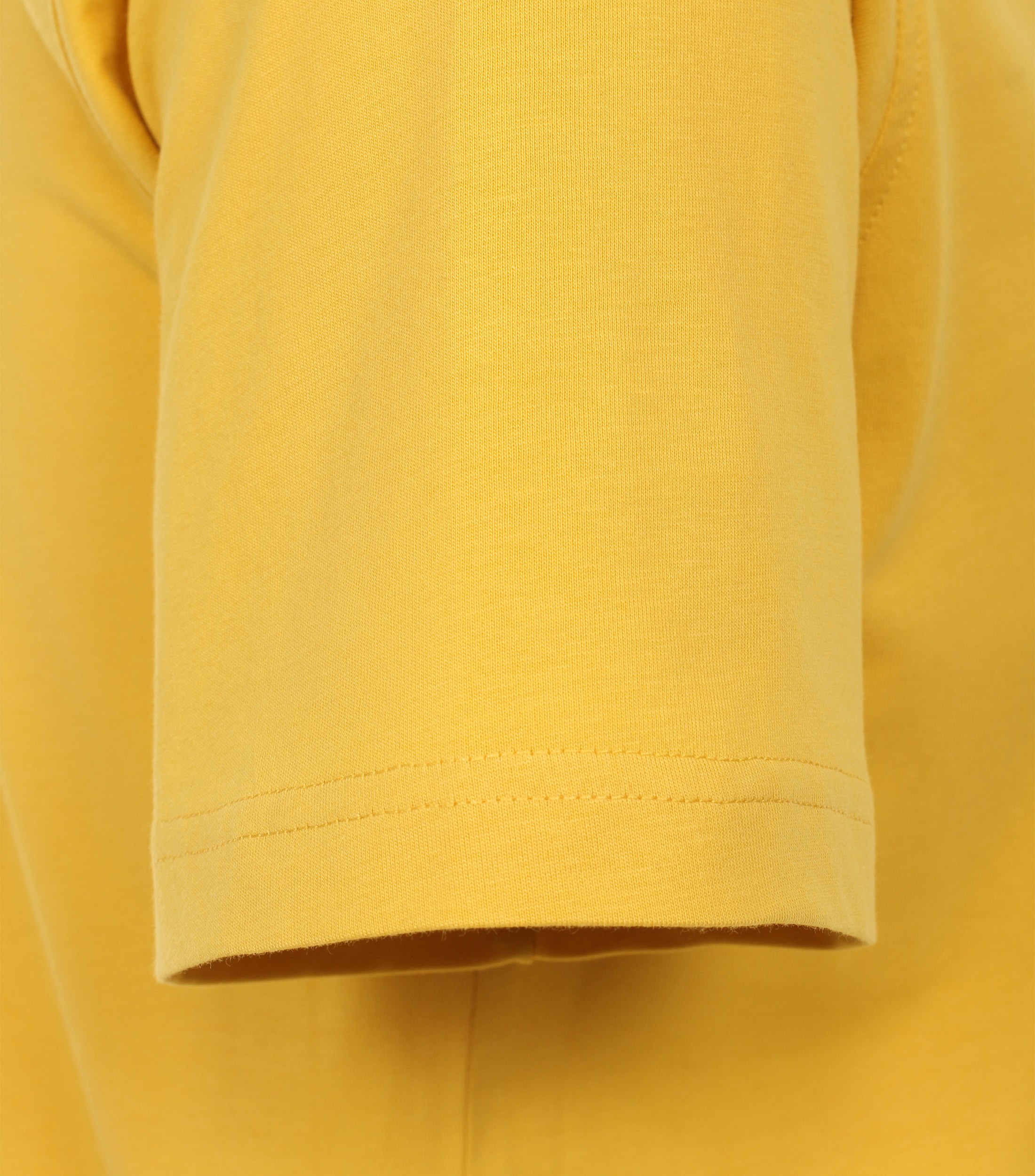 Das Model trägt ein TShirt im uni Muster in der Farbe Hellgelb