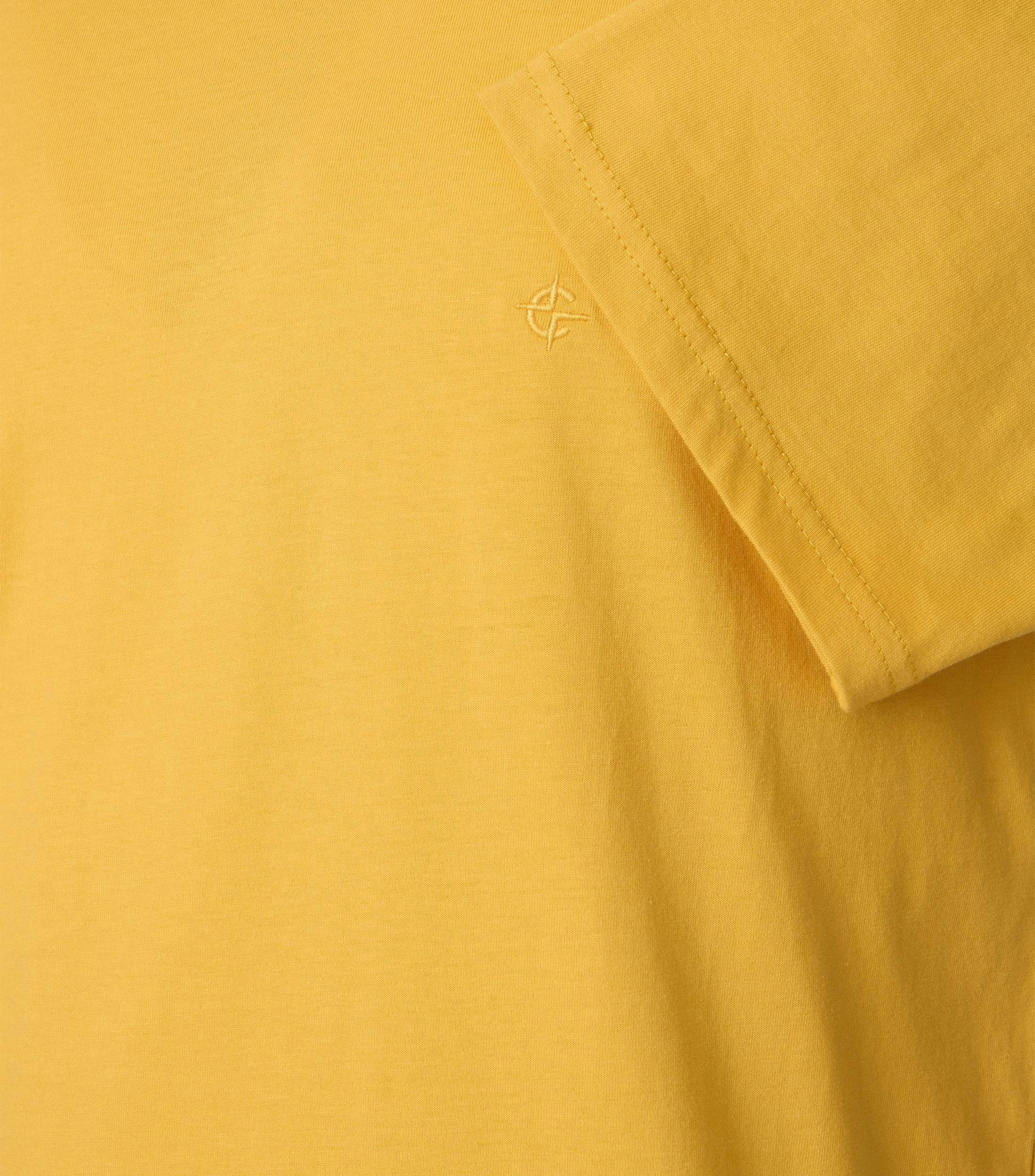 Das Model trägt ein TShirt im uni Muster in der Farbe Hellgelb