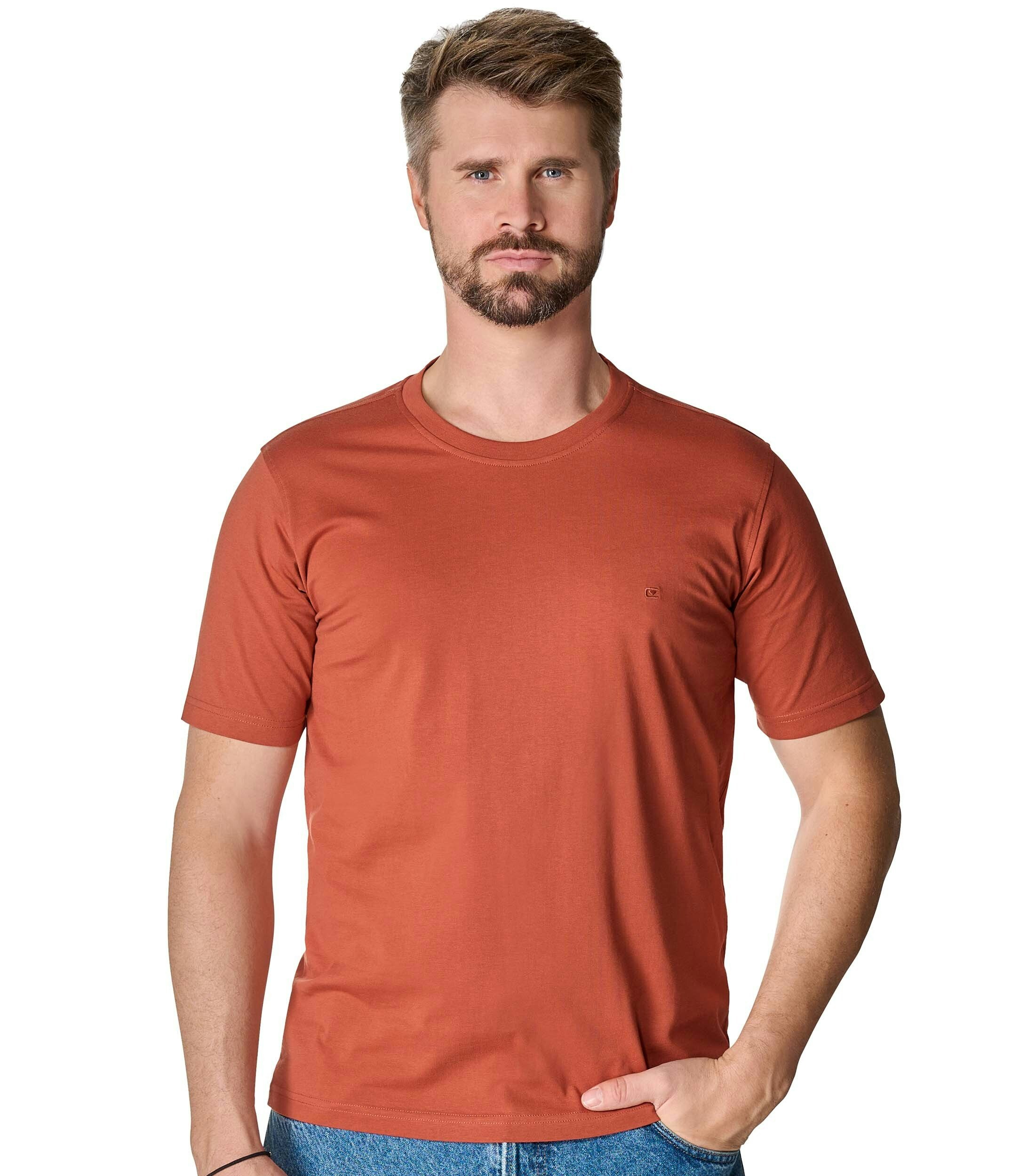 Das Model trägt ein TShirt im uni Muster in der Farbe Dunkelorange