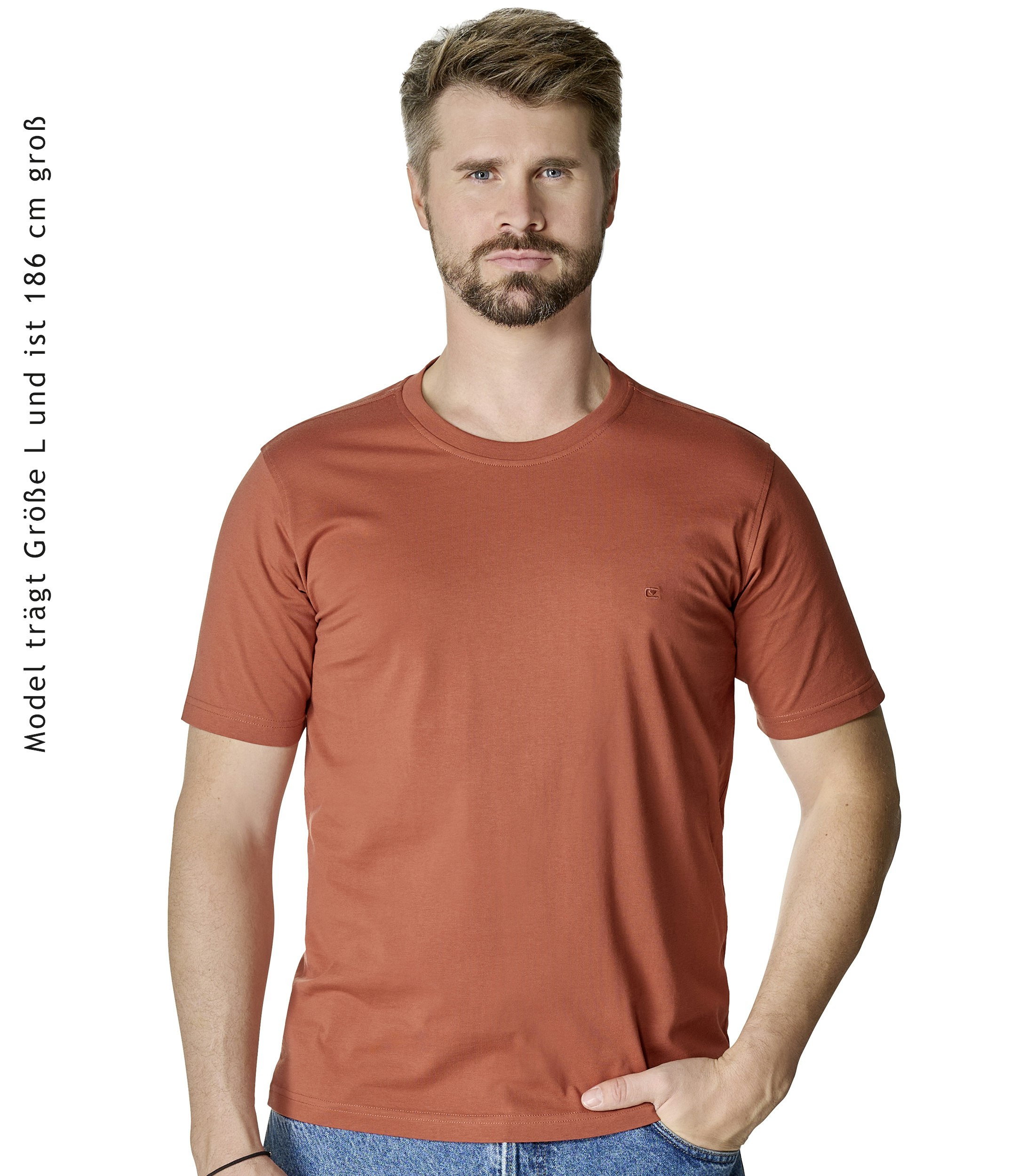 Das Model trägt ein TShirt im uni Muster in der Farbe Dunkelorange