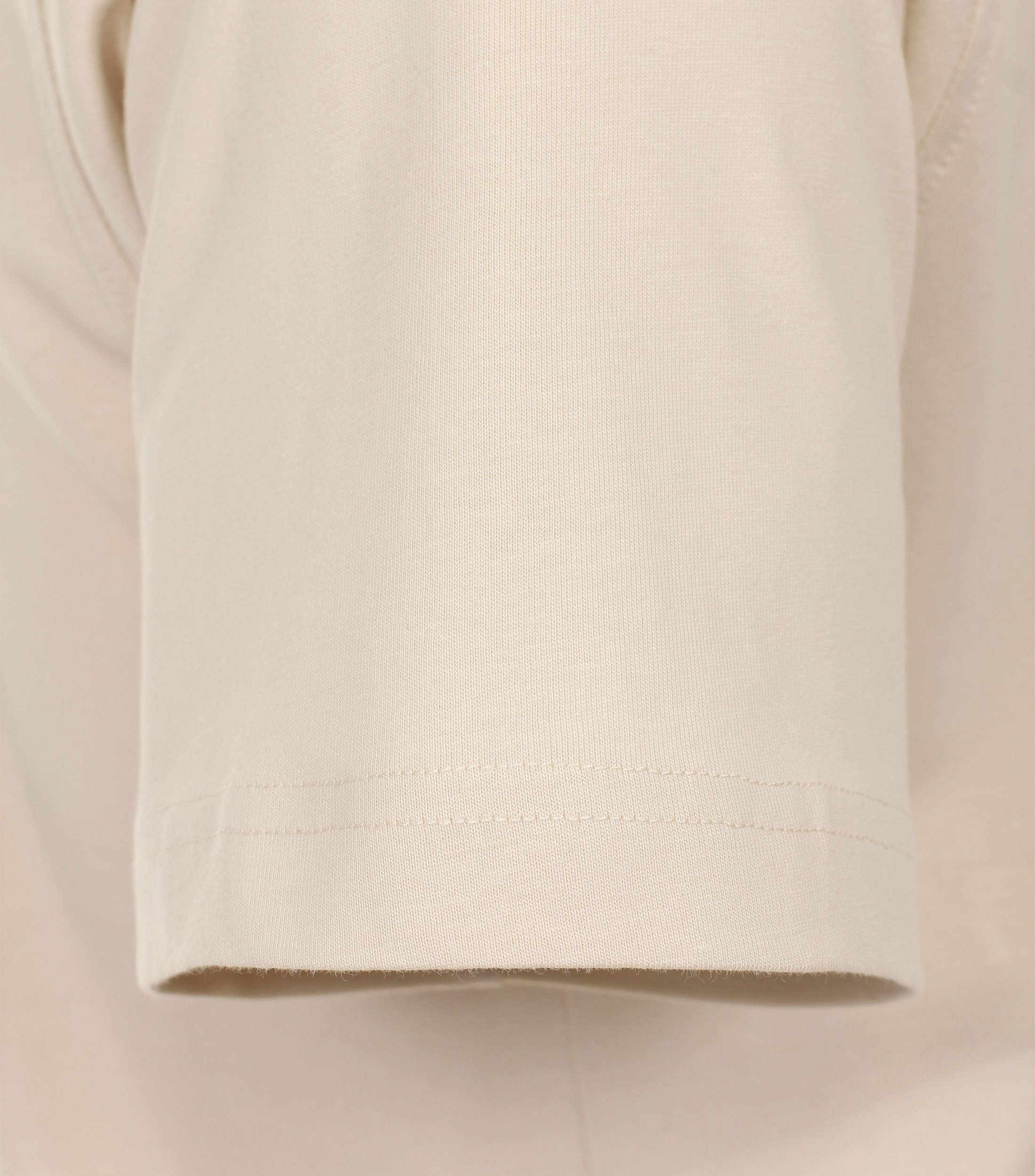 Das Model trägt ein TShirt im uni Muster in der Farbe Champagner