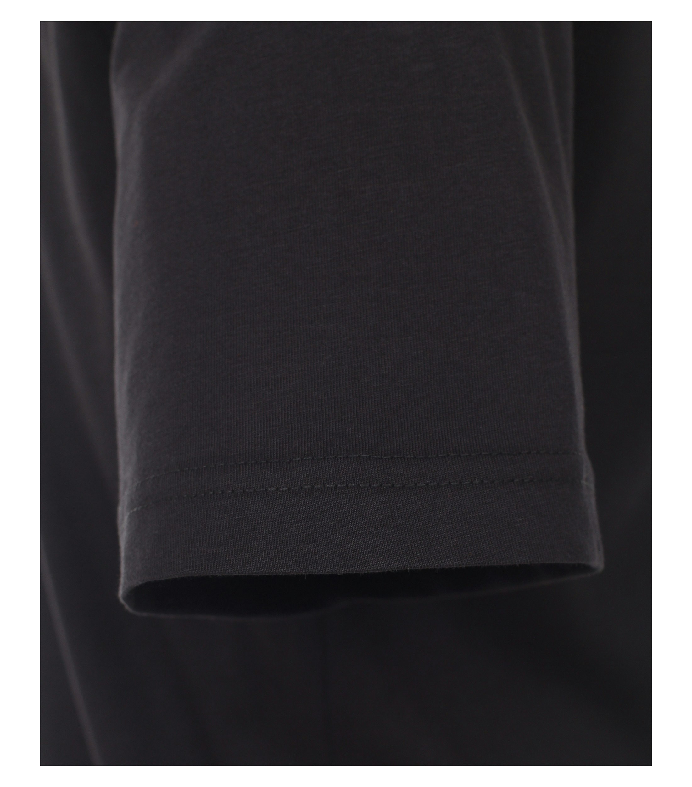 Das Model trägt ein TShirt im uni Muster in der Farbe Schwarz