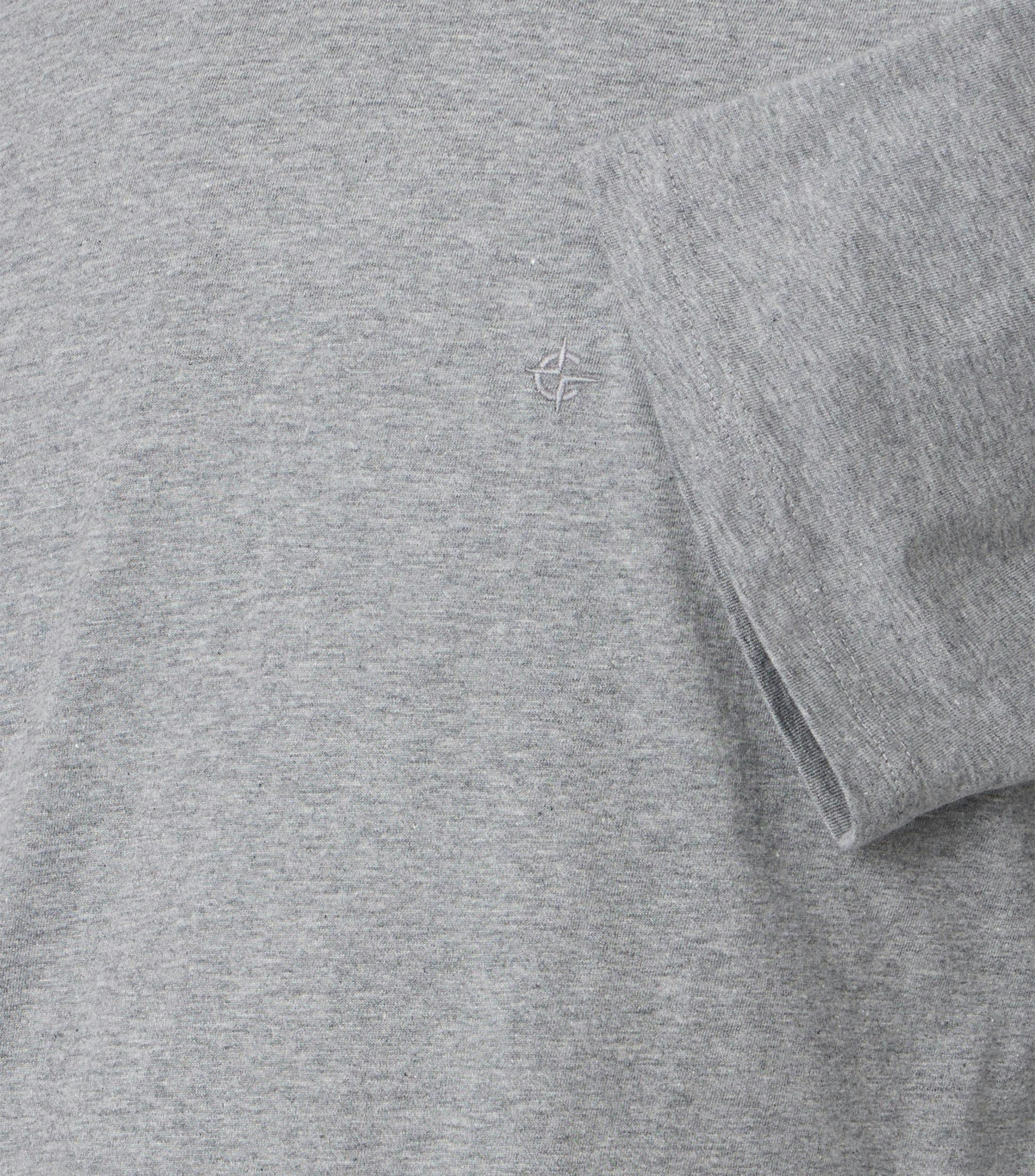 Ein T-Shirt im uni Muster in der Farbe Mittelgrau