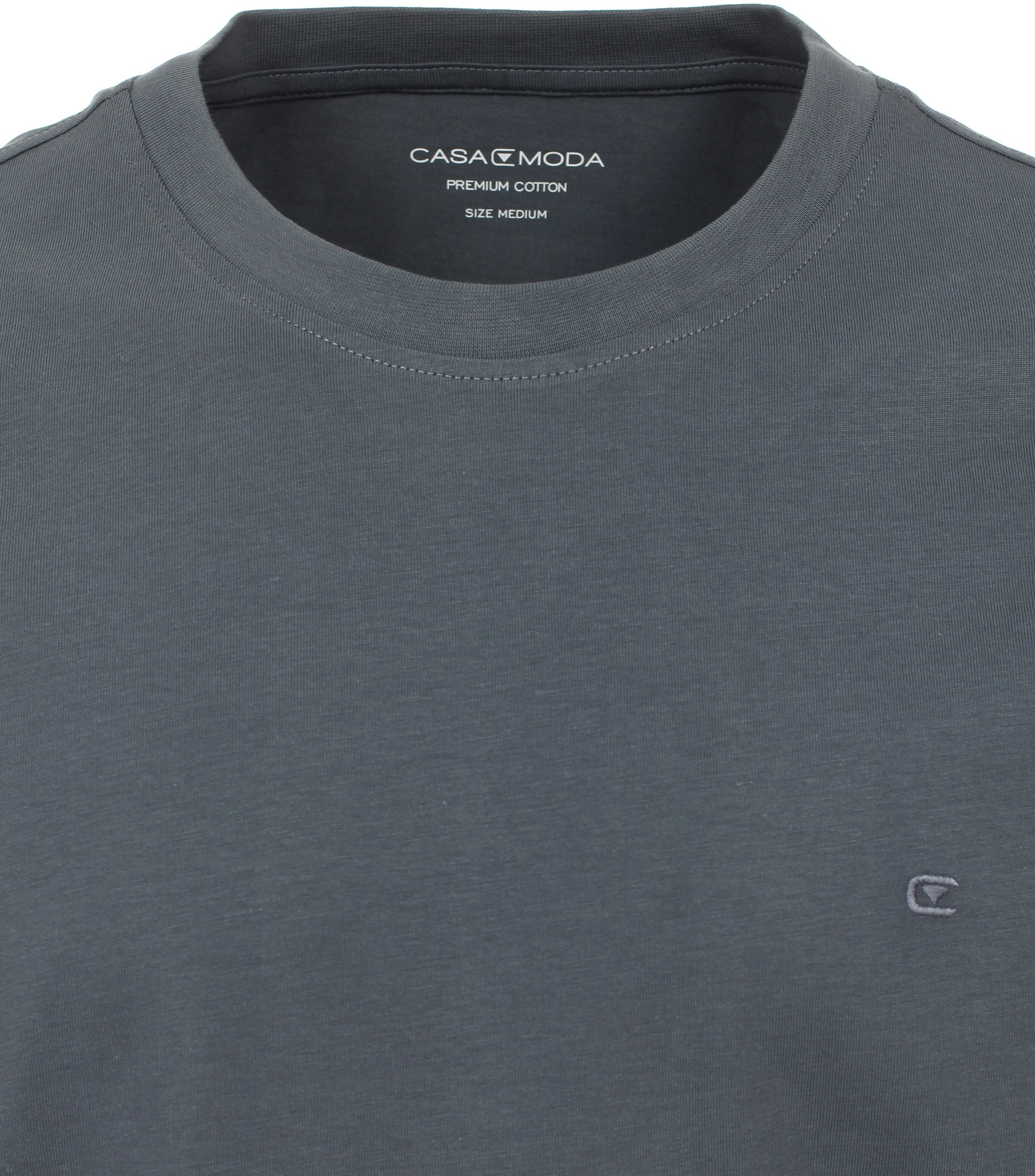 Das Model trägt ein TShirt im uni Muster in der Farbe Dunkelgrau