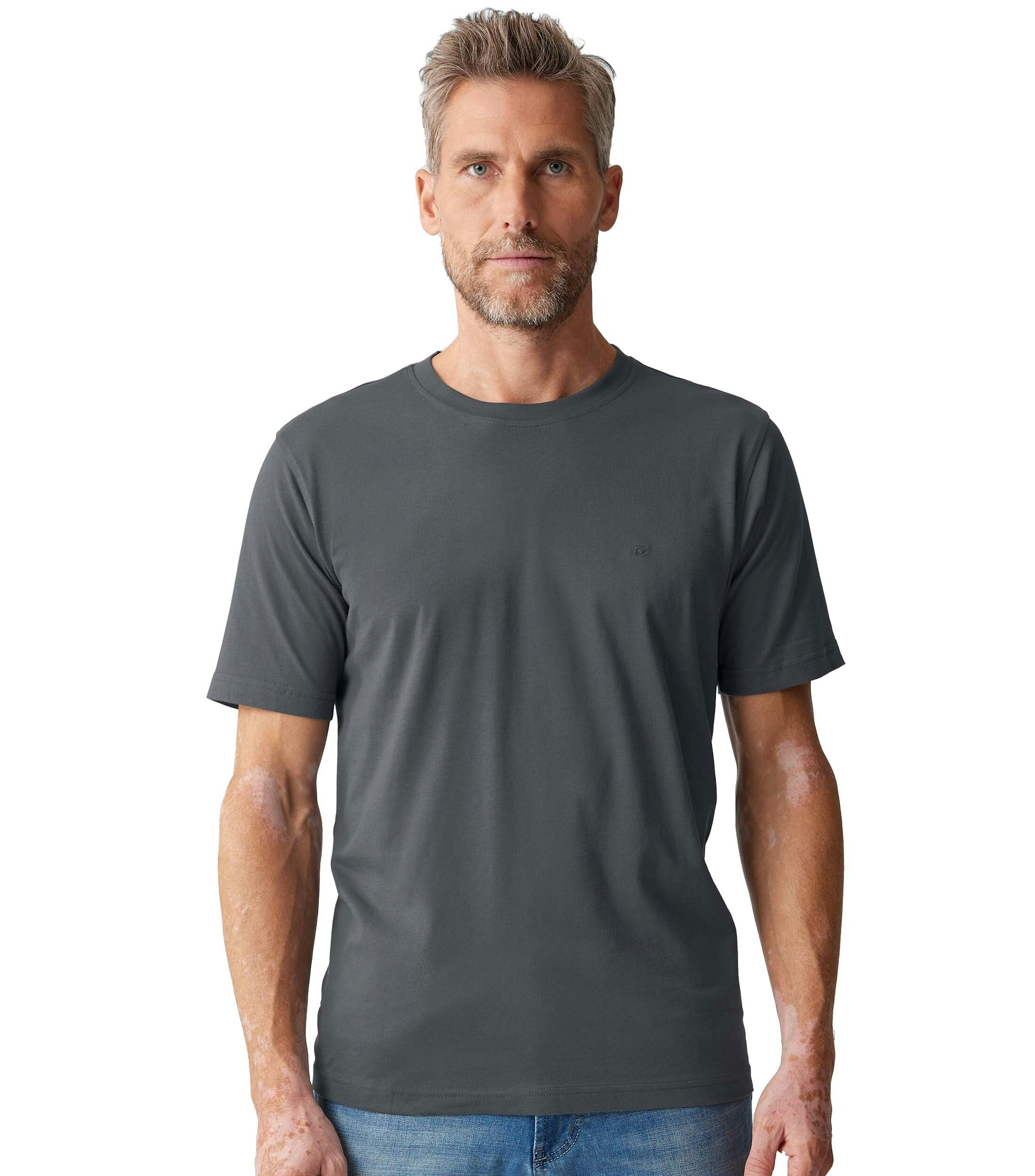 Das Model trägt ein TShirt im uni Muster in der Farbe Dunkelgrau