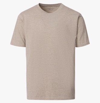 Ein T-Shirt im uni Muster in der Farbe Hellbraun