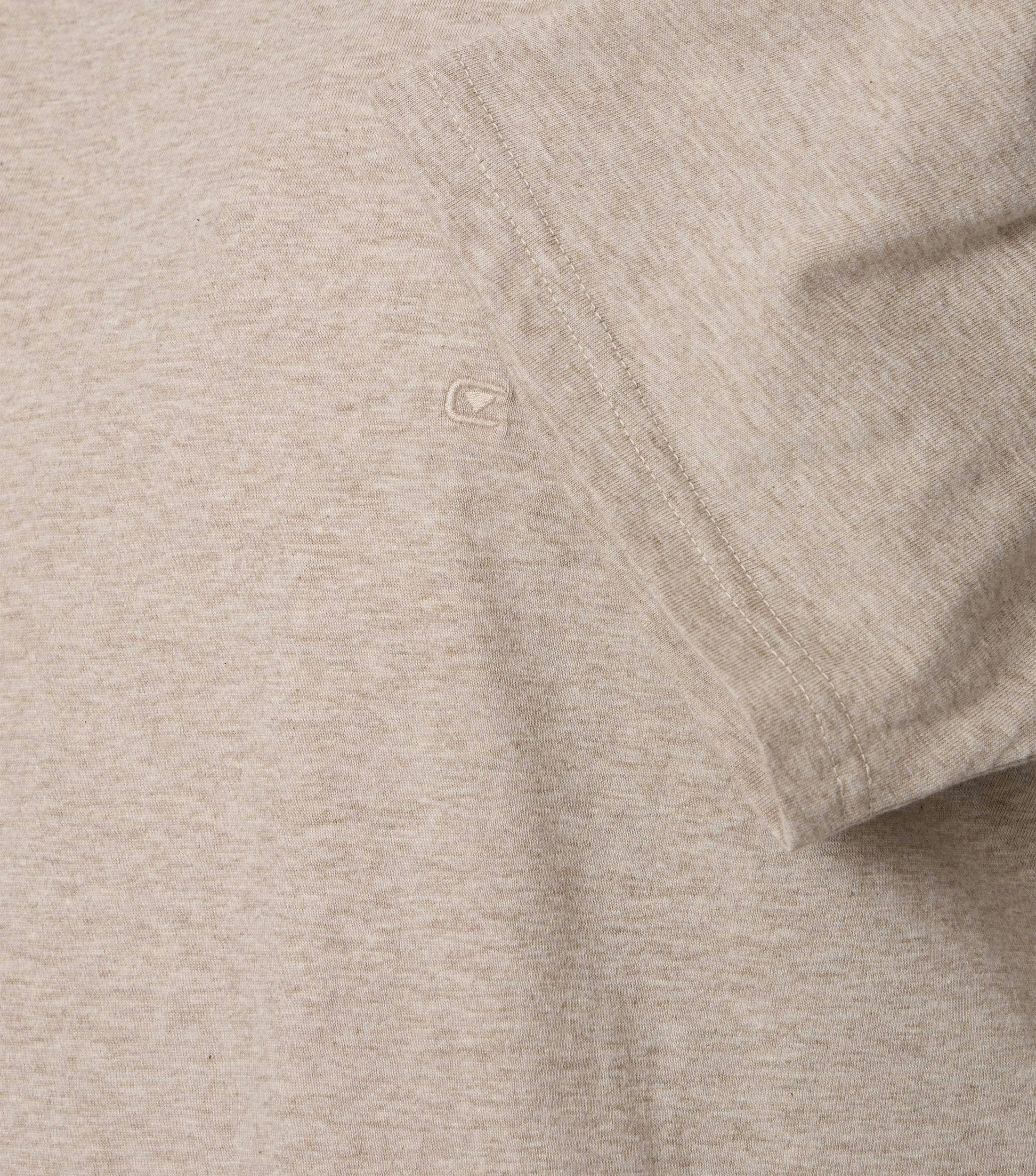 Ein T-Shirt im uni Muster in der Farbe Hellbraun