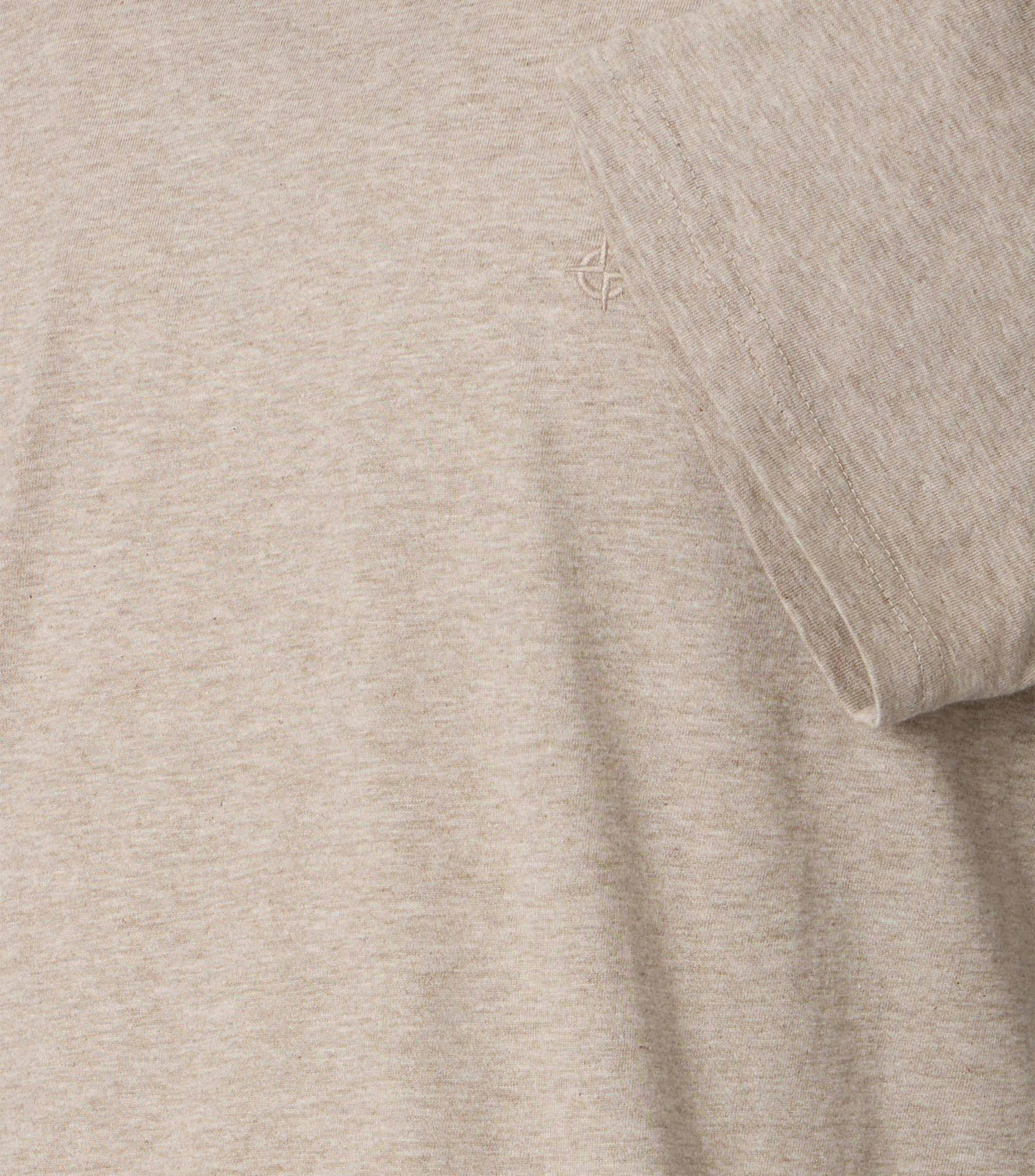 Ein T-Shirt im uni Muster in der Farbe Hellbraun