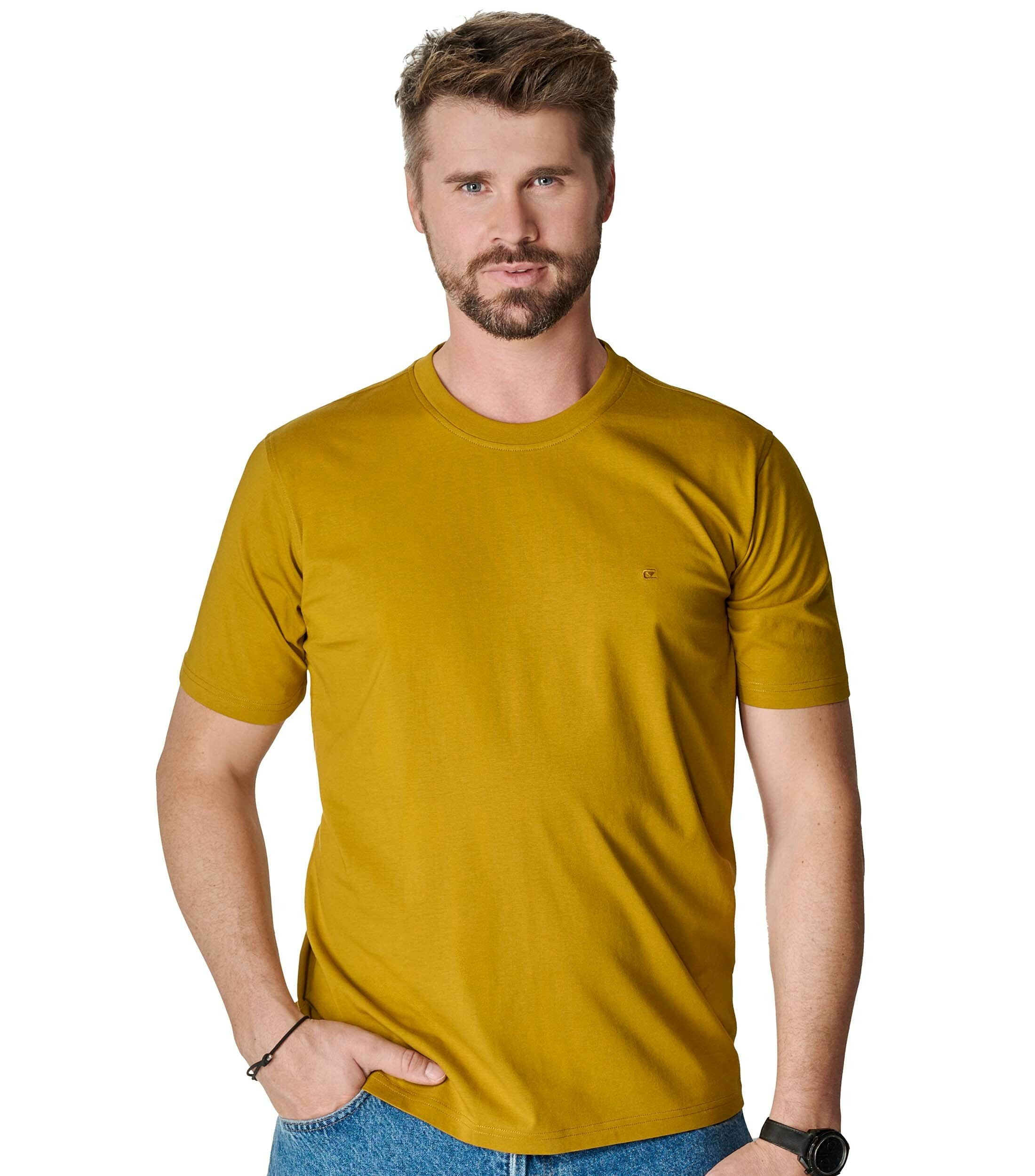 Das Model trägt ein TShirt im uni Muster in der Farbe Honiggelb