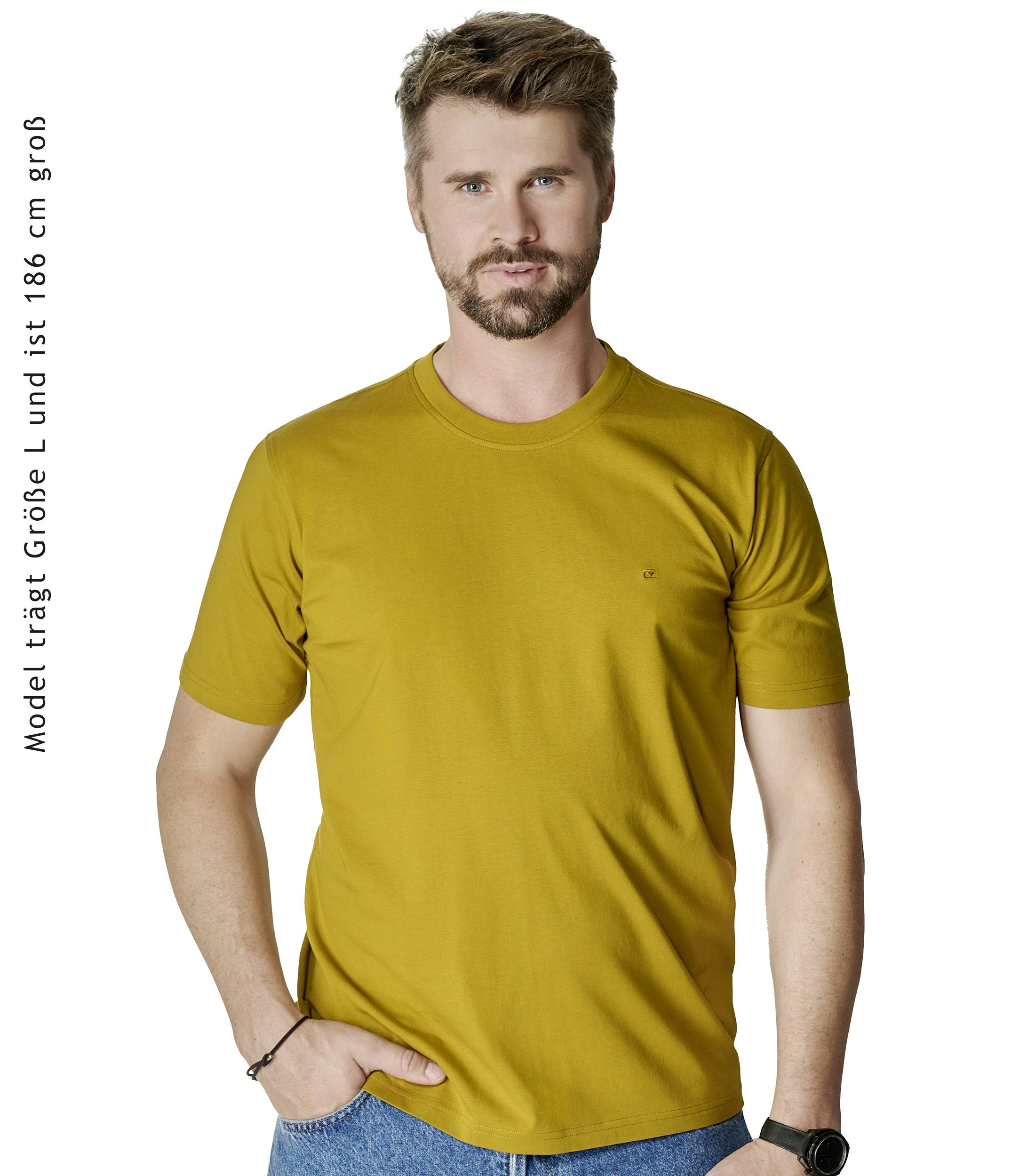 Das Model trägt ein TShirt im uni Muster in der Farbe Honiggelb