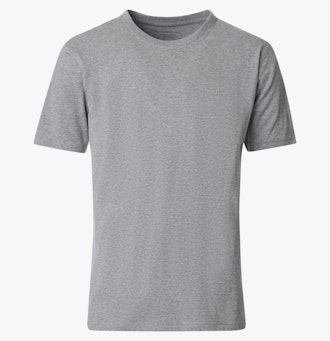 Das Model trägt ein TShirt im uni Muster in der Farbe Grau
