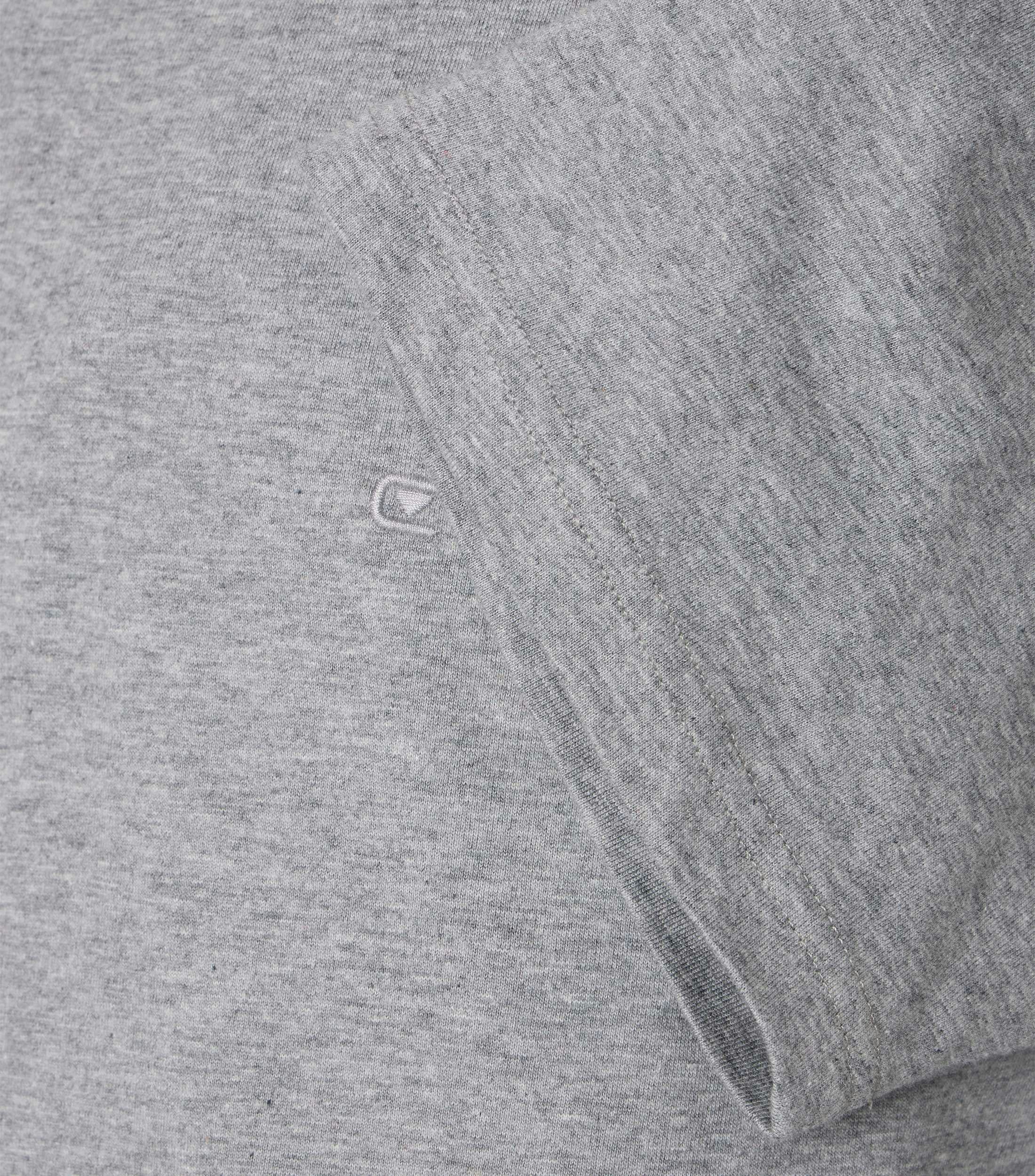 Das Model trägt ein TShirt im uni Muster in der Farbe  Grau