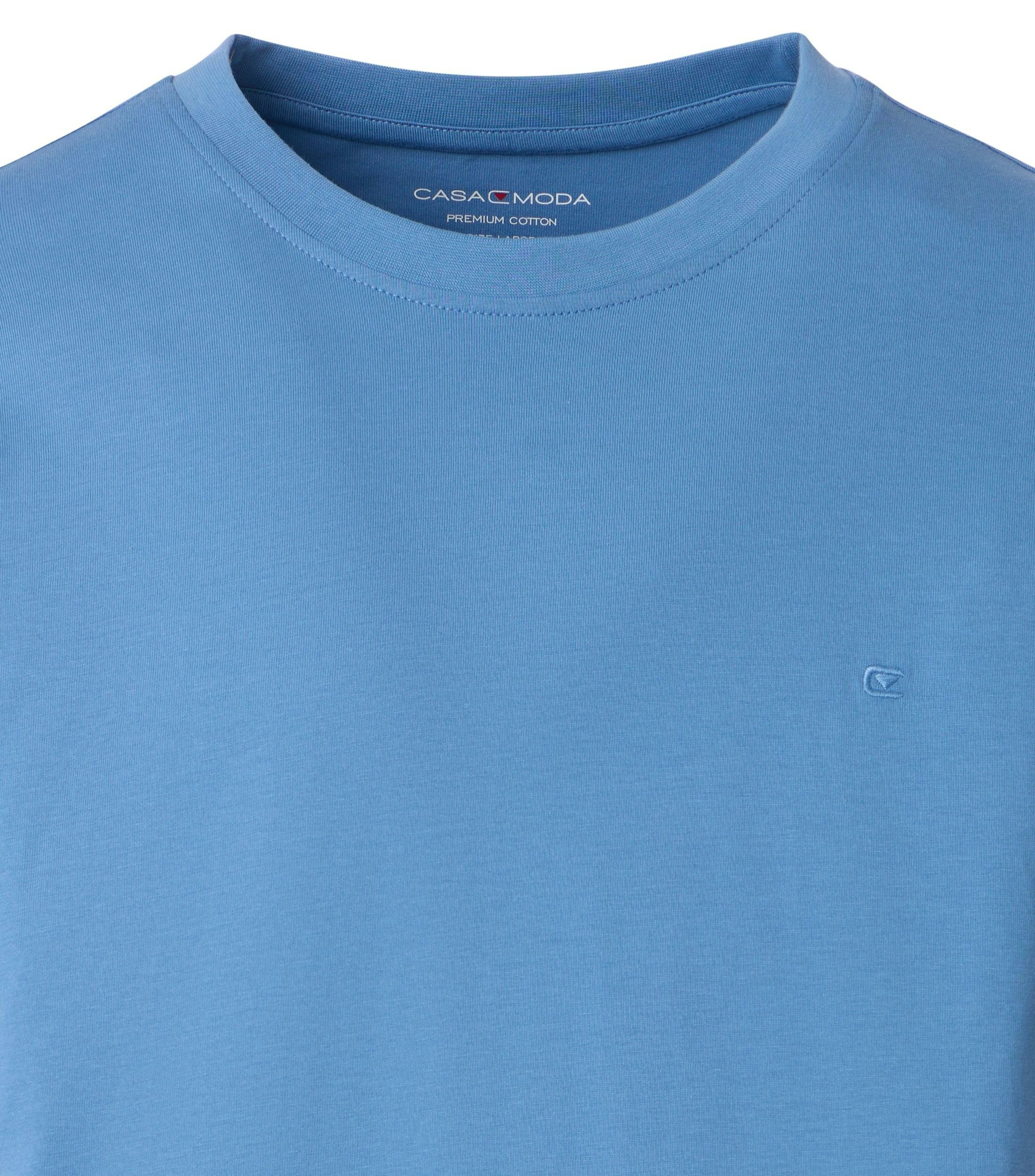 Das Model trägt ein TShirt im uni Muster in der Farbe  helles Himmelblau