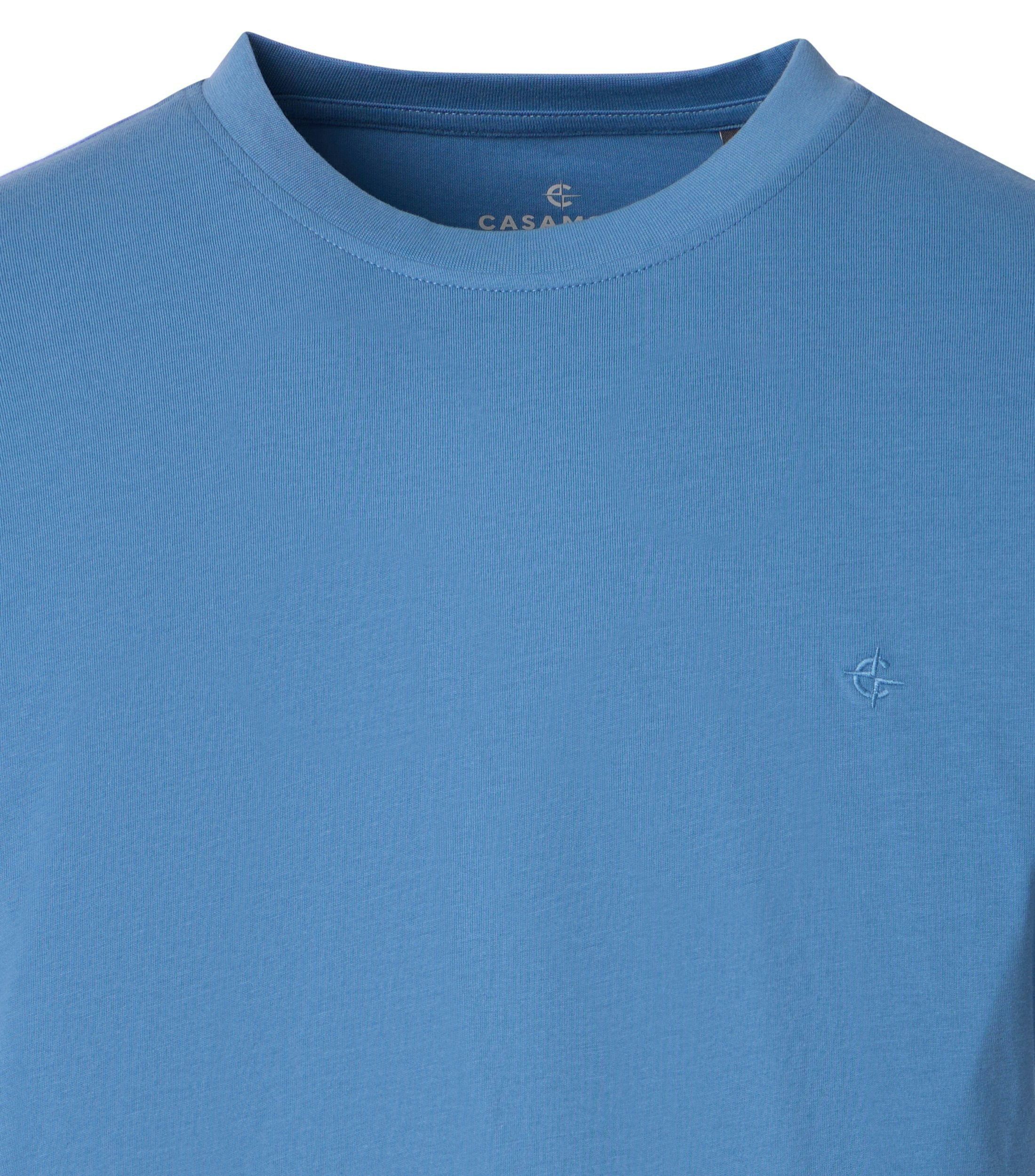 Das Model trägt ein TShirt im uni Muster in der Farbe  helles Himmelblau