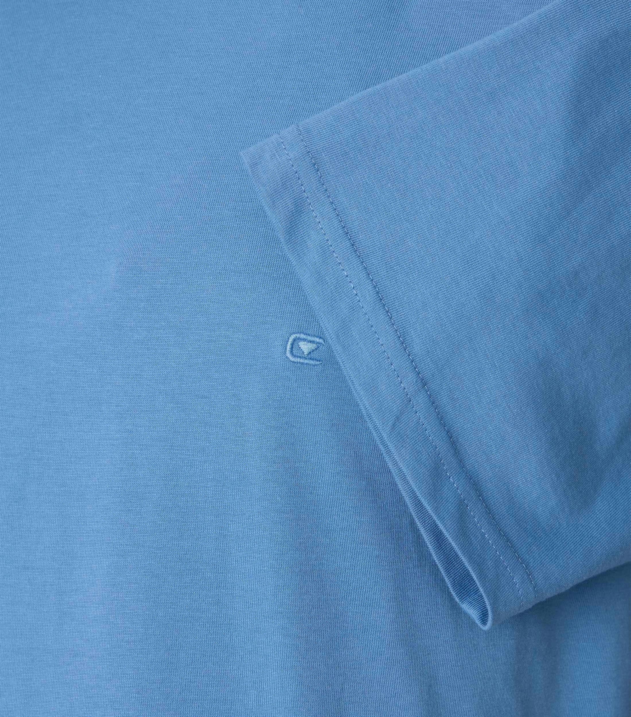 Das Model trägt ein TShirt im uni Muster in der Farbe  helles Himmelblau