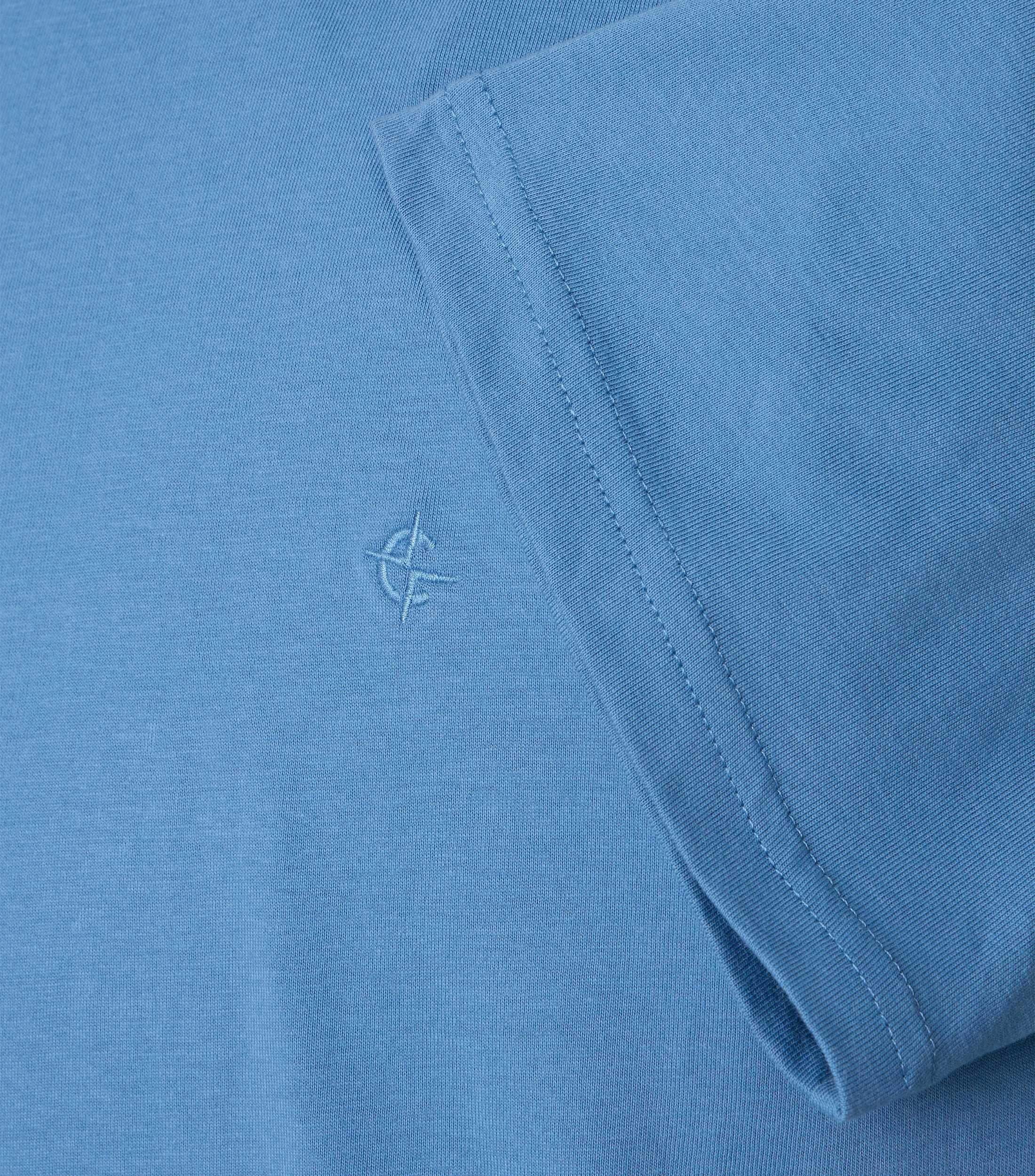 Das Model trägt ein TShirt im uni Muster in der Farbe  helles Himmelblau