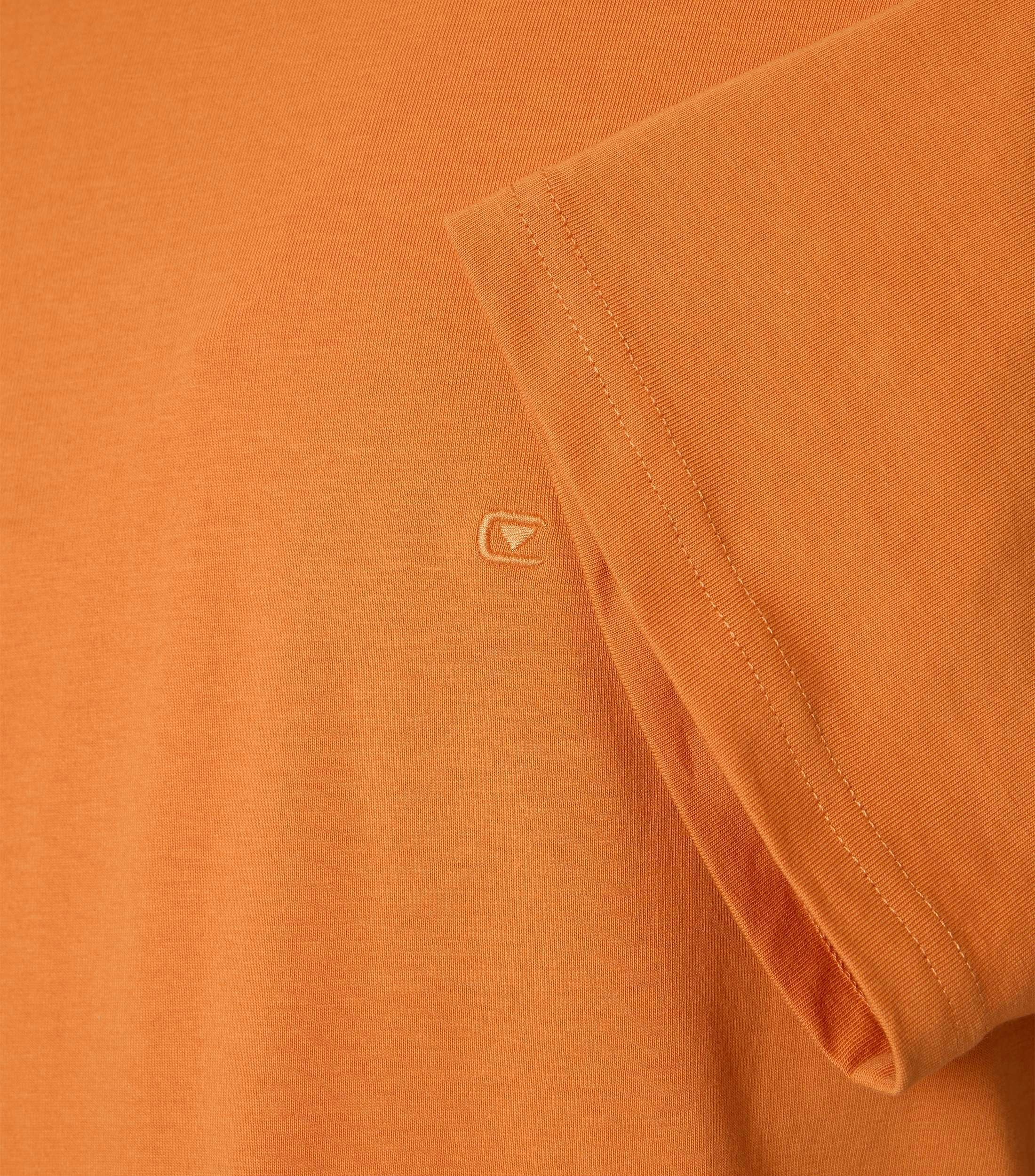 Das Model trägt ein TShirt im uni Muster in der Farbe  Orange